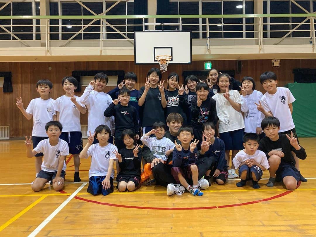 藤高宗一郎のインスタグラム：「. 原点。 みんなからパワー貰いました💪 ありがとう！！！ また行くね🙌 #香芝ミニバスケットボール教室 #感謝と礼儀」