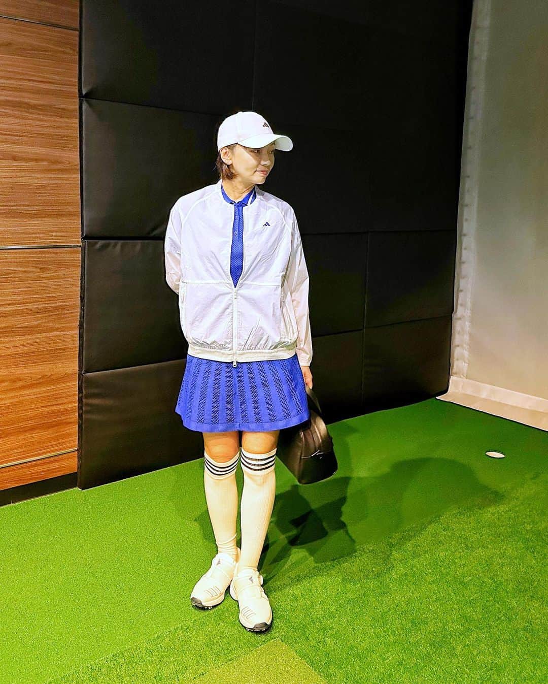 大堀貴子のインスタグラム：「鮮やかなブルーのセットアップ⤴️ 綺麗な色を着ると気分も上がるよね💪  アウターは、サラリと羽織れて軽いです！  @adidasgolf @adidastokyo #アディダスゴルフ #giftedbyadidas #ゴルフ女子 #ゴルフコーディネート #ゴルフ好きな人と繋がりたい」