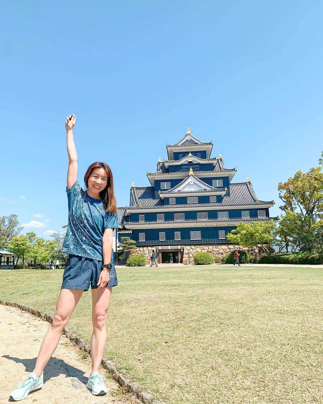 中橋舞のインスタグラム：「. 岡山城ーーーーー！！！ 横浜から岡山に引っ越しました🚅！！  横浜はアップダウンが多い街でしたが 岡山は永遠に続く平坦な道で 無限に走れそうな感覚に♡  ウェアも新しいので 岡山城へのランニング🏯  陸上好きならお馴染みのニシ・スポーツ☆*:.｡.  メンズもウィメンズのサイズもあるユニセックスです✨✨  ランニングブランド「nishi」の上下は 色はブルーにしたんだけど 夏らしくていい感じ  ☑︎ズボンはポッケもあって鍵とかカードとか入る ☑︎Tシャツは吸汗速乾素材でサラサラしてる ☑︎どちらも軽い  ③枚目は タイツにランジャケット、キャップ こちらも「nishi」のウェア☺︎  ☑︎タイツを履いている着圧感がおさえられていて 柔らかい着心地 体にフィットしやすい◎  ☑︎ジャケットは軽くて 3Dカッティングというのを採用されていて腕も動かしやすい  ☑︎4月から紫外線対策必須なのでキャップはマスト　折り畳みやすいのでアウトドアに持っていくのにも◎  新しいウェア着て 岡山での新生活、新ランニングライフ これから楽しみ！！  @nishi_sports_official #nishi #ニシスポーツ #nishiと走る #ランニングウエア #sponsored #ランニング #岡山　#岡山生活 #岡山ランナー になりました とりあえず岡山マラソンエントリーしたい😍」