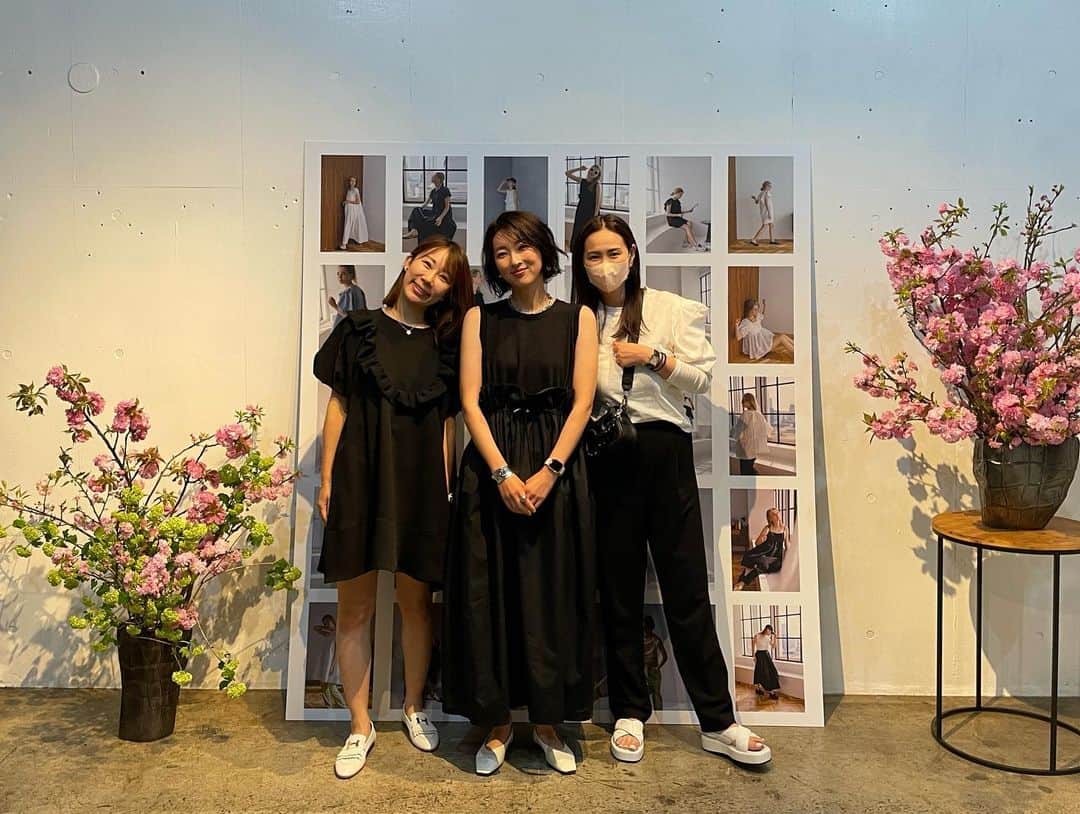 石井のり子のインスタグラム：「** PRでもなんでもなく 今日は大好きな @cen.___jp の受注会へ行ってきました✔︎  本当に全部が可愛くて素敵で🕊️ すごく迷って夏に活躍しそうなブルゾンをオーダーしました♡ その写真はしっかり撮り忘れましたが😇 また届いたらアップしたいと思います♪  @chiakisinsta さん @akiko_myclozette さん 優しくお話ししてくださってありがとうございました♡ 大袈裟じゃなく それだけで日々の疲れが癒やされました。 そしてそんな素敵な方たちがつくるお洋服にもっと愛着が湧きました♡♡ そして応援したくなりました。 （応援って言っても何もできませんが🐒） @takemotoyuko730 さんも 優しく丁寧に接客してくださりありがとうございました♡  娘もうすぐ3歳 イヤイヤ期と反抗期で少し疲れ気味だった心が潤いました🥺 行って良かった♡ @yukie__tanaka ちゃん ありがとう♡  #cen_jp  #受注会 #このワンピースも欲しい #久しぶりのミニは恥ず」