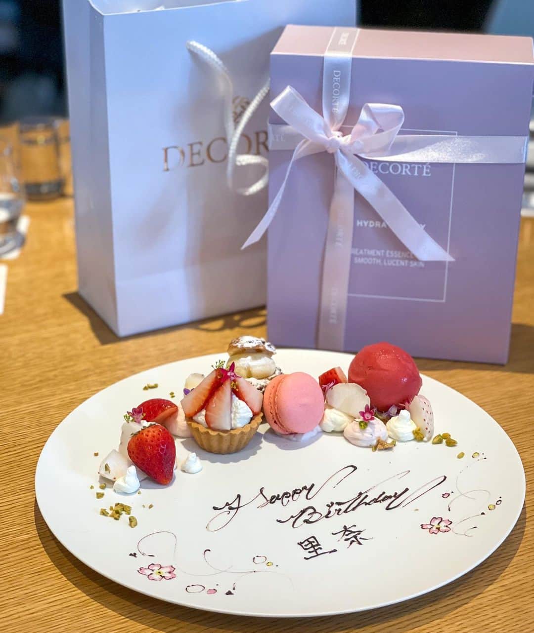 のインスタグラム：「しほありがとう、大好き♡  #誕生日 #誕生日サプライズ #誕生日会 #渋谷ランチ #渋谷カフェ #東京ランチ #バースデープレート #宮下パーク #mybirthday #birthdaygirl #birthdaycake #happybirthdaytome #onthetable」