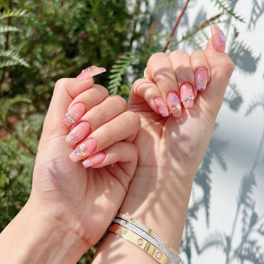 紗蘭のインスタグラム：「🩷🌱New Nail🌱🩷 今のネイル載せるの忘れてた！💦 ピンクベースのちゅるちゅるにキラキラとストーンを散りばめたネイル✨ KAI君といつも当日にデザイン決めてるけど、やりたいネイルないよ〜って言いつつも、どんどんアイデア出てきて結果困るやつ🤣☝🏻💕ww KAI君いつもありがとう🥰 #newnail #nails #springnails #pinkrosewindow」