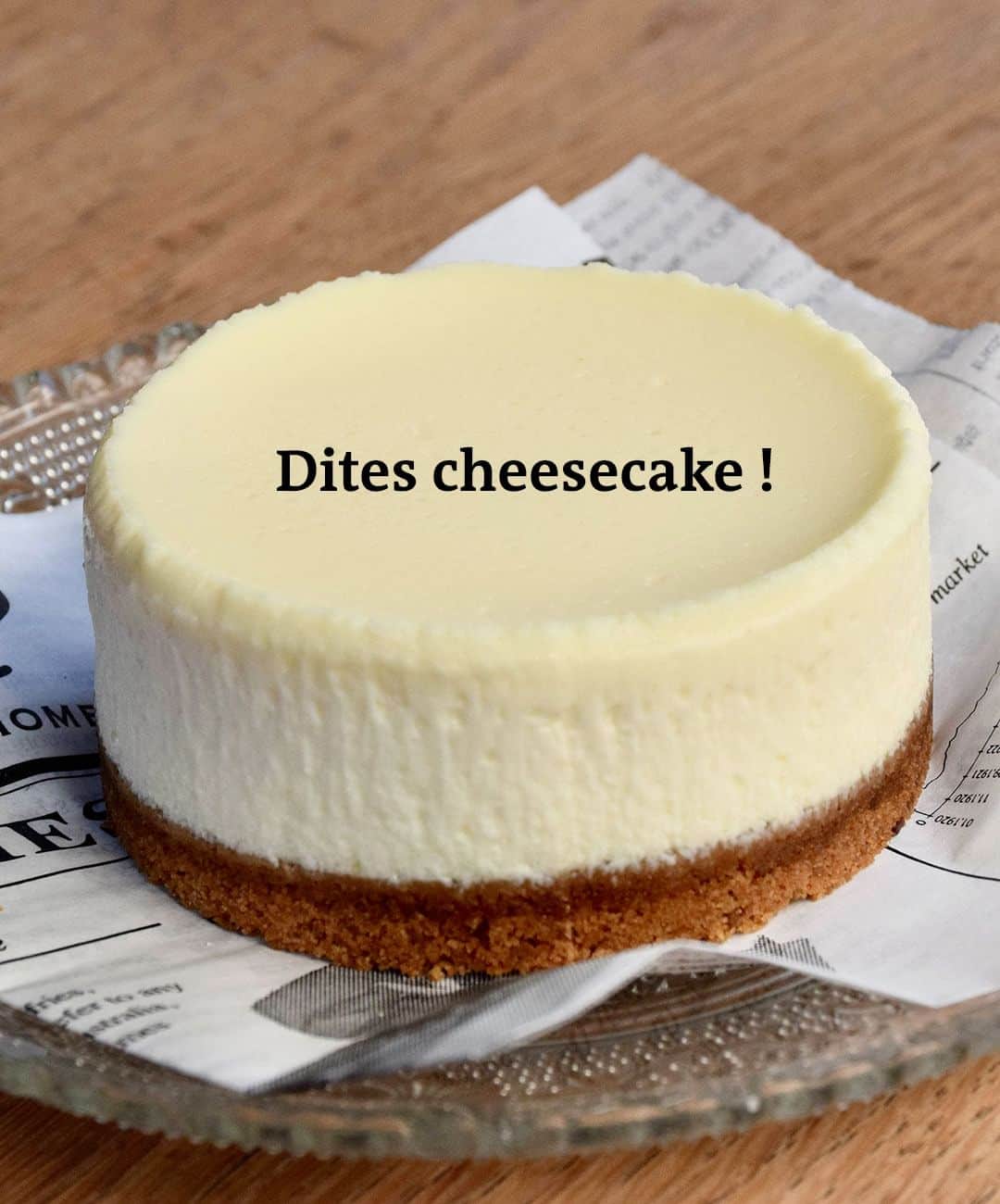 ルモンドのインスタグラム：「Très populaire en Angleterre depuis le Moyen Age, le cheesecake est importé aux Etats-Unis par des immigrants à la fin du XIXe siècle. Le gâteau se développe ensuite avec la création du cream cheese (fromage crémeux) en 1872, puis avec l’invention en 1912 du fromage pasteurisé par James L. Kraft. C’est la recette juive traditionnelle développée à New York qui s’est imposée en quelques années comme la plus populaire. En Europe, certains pays de l’Est, dont la Pologne, ont également développé leur propre recette de gâteau au fromage blanc.  Le cheesecake est le plus souvent composé d’une pâte préparée à base de biscuits secs émiettés, d’un appareil à base de fromage frais (cream cheese, cottage cheese ou ricotta), de sucre et d’œufs. Cuit au four (ou non), ce gâteau est parfois servi recouvert de fruits ou d’un coulis de fruits rouges. En France, s’il existe beaucoup de sortes de gâteaux au fromage, du fiadone corse au gâteau au fromage blanc alsacien, le cheesecake « à l’américaine » est longtemps resté l’apanage des boulangeries et salons de thé spécialisés. Il connut un véritable engouement à Paris et dans certaines villes françaises à partir du début des années 2010.  Après avoir goûté une petite quarantaine de gâteaux en tenant compte de différents critères (visuel, texture du biscuit, saveur de la crème fromagée, sans oublier le sacro-saint rapport qualité-quantité-prix), nous vous dévoilons notre palmarès – sans ordre particulier – pour 2023. - Vous avez lu 10% de cet article. - Photo 1 : SHE’S CAKE Photo 2 : FRÉDÉRIC MÉLINE Photo 3 : XAVIER FERRAND Photo 4 : MAISON ESCOBAR Photo 5 : MATHILDE MOCHON Photo 6 : BERNHARD WINKELMANN Photo 7 : PHILIPPE VAURES SANTAMARIA  Photo 8 : BOULANGERIE UTOPIE Photo 9 : CHRISTOPHE MICHALAK -  #cheesecakes」