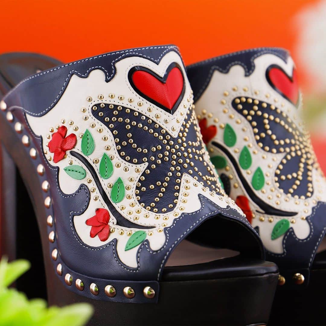 SOPHIA WEBSTERのインスタグラム：「Your new statement shoe, is waiting for you 😜❤️...Meet our new 'Shelby' platform mules 🤠  #SophiaWebster #SophiaWebsterShelby」