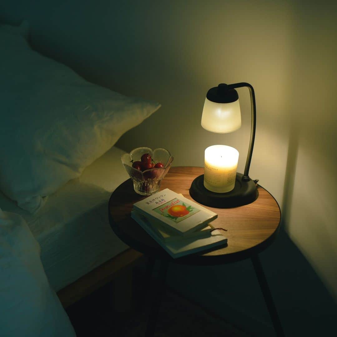 北欧、暮らしの道具店さんのインスタグラム写真 - (北欧、暮らしの道具店Instagram)「リビングや寝室、どこへでも。 くつろぎの時間をつくるサイドテーブル . - - - - - - - - - - - -  お茶をしたり、植物を飾ったり、 ベッドサイドの読書灯を置いたり……。  お部屋の中で気軽に 「くつろぎの空間」をつくってくれる、 ちょうどいいサイドテーブルのご紹介です。  その魅力は、天然木 × スチールのデザイン。  やわらかな木の温もりを残しつつも 無駄のないスタイリッシュな佇まいは、 どんなインテリアにも馴染んで、 お部屋に洗練した印象を与えてくれそう。  丸型のコンパクトなサイズ感は、 置く場所を選びません。  たとえば日当たりの良い窓辺に、 植物やお花を並べて……。  見るたび気持ちが和む、 お気に入りの一角ができあがりです。  また、ソファ横のサイドテーブルにも ちょうどいい高さ。  忙しい朝時間が過ぎた後、 ソファに座ってひとり朝食タイム……なんて時も、 この大きさが大活躍です。  あるいはベッドサイドの読書スペースに。 気軽に持ち運びができるので、 晴れた日のベランダにも。  暮らしのあらゆるシーンで活躍してくれそうです◎  カラーは2色。 パッと明るく清潔感のある佇まいの「ホワイト」 インテリアの引き締め役に大活躍の「ブラック」  どちらもスタンダードに使いやすいデザインです。 お部屋にあったお好みのテイストでお選びくださいね。 . ーーー 掲載のアイテムはこちら▼ ーーー . ☑️ TOWER / 天然木のサイドテーブル - - - - - - - - - - - - - - - - - -   ▶︎ お買いものはプロフィールのリンクから ご覧くださいね。→@hokuoh_kurashi . #interior#interiors#livingroom#homedecor#instahome#homewares #サイドテーブル#tower #インテリア #リビング#賃貸#賃貸インテリア #マイホーム#インテリア雑貨#家具#シンプル#シンプルライフ #シンプルデザイン#暮らしを楽しむ#日々の暮らし #北欧#暮らし#北欧暮らしの道具店」4月10日 21時00分 - hokuoh_kurashi