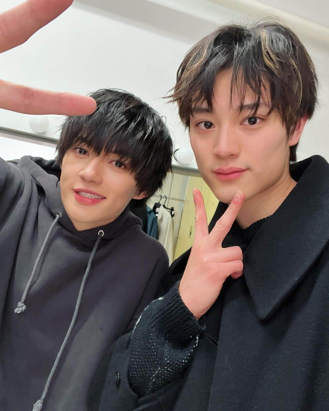 上村謙信/KENSHINさんのインスタグラム写真 - (上村謙信/KENSHINInstagram)「. EBiDAN「前略、道の上より」のMVが公開されてます!! 僕たちEBiDANの魅力が伝わる作品になっていると思います。 たくさんの方に届けっっ。 そして、MV撮影中に佐野くんと写真撮りました！ソイヤ！ 先日は一緒にご飯行かせていただきました。 ご馳走さまでした。。🙇‍♂️ また連れてって下さい！！＾＾  #EBiDAN #EBiDANソイヤ #M!LK #佐野勇斗　くん #ONENONLY #KENSHIN  #写真撮る時いつも緊張しちゃう」4月10日 21時00分 - kenshin_stagram0708