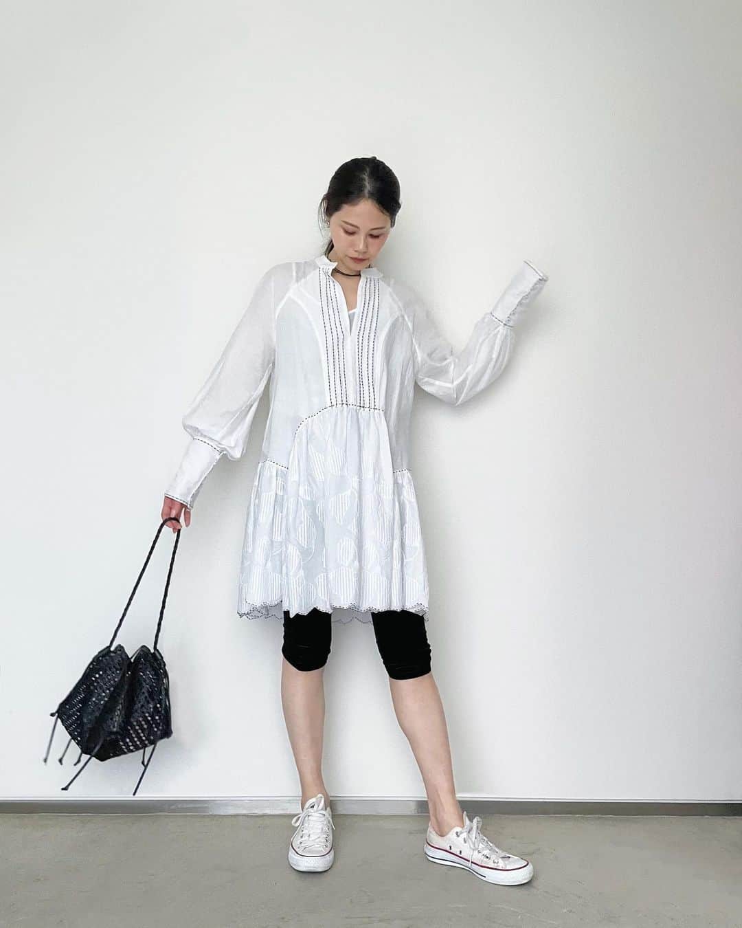 chinatsu614さんのインスタグラム写真 - (chinatsu614Instagram)「New spring dress. ・ ・ ・  1st DEVOTION TWINSは 黒の刺繍がアクセントになった真っ白のミニワンピースに𓂃♥︎˒˒  ロングカフスにくるみボタン。 細部までデザインが可愛い♥︎  定番人気のSIMONE WILDのベルベットバイカーショーツで合わせて今年っぽく。  ・ ・ ・ @devotion_twins  @ayae__m  ☺︎」4月10日 21時01分 - chinatsu614