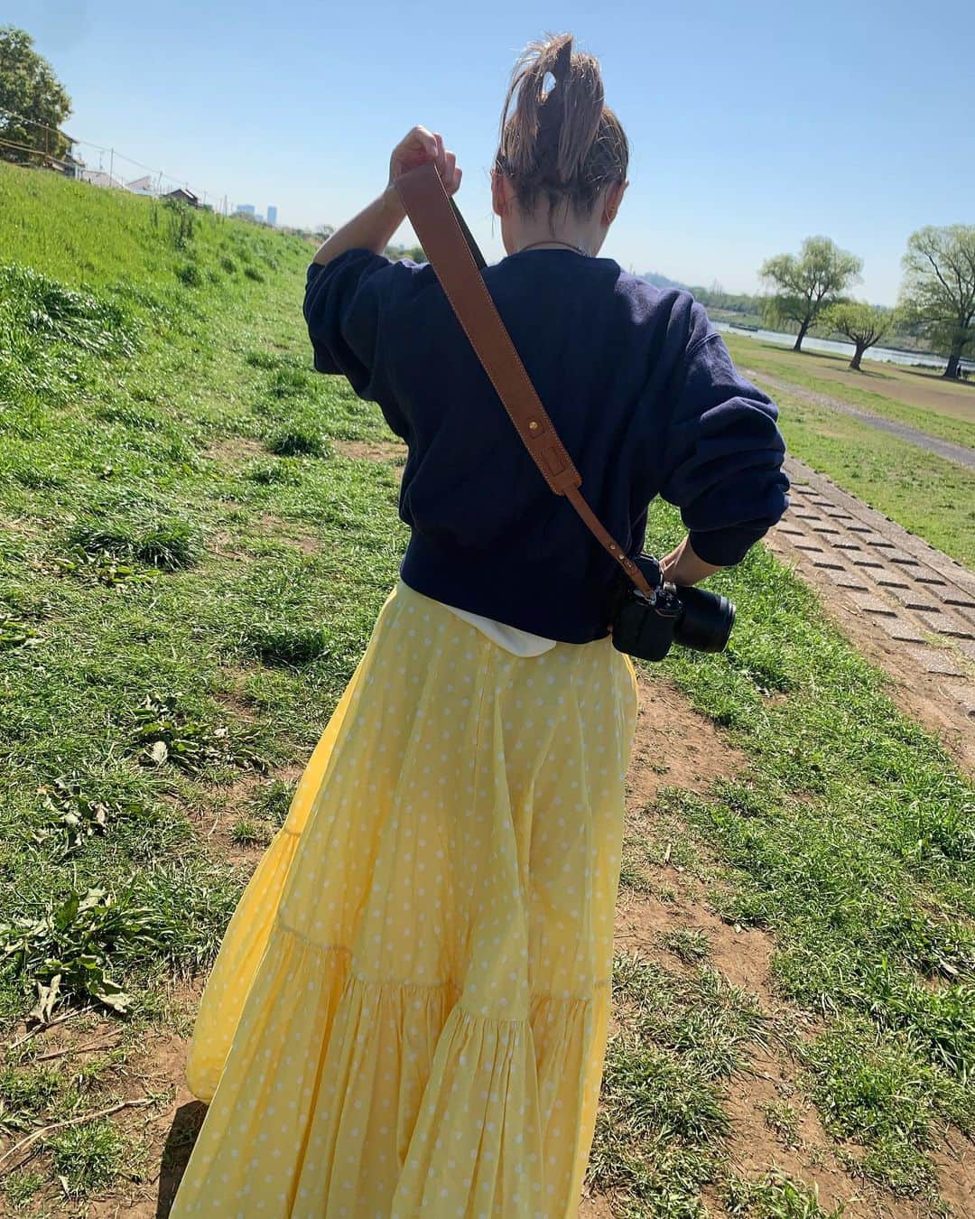 花盛友里のインスタグラム：「カメラストラップ作ったよー！！ @palnade_camera さんとのコラボなのだ。  一つ一つ職人さんが手作りしてくれるんだーよー！  『あなたが行くところどこへでもわたしはそばにいるよ。冒険者になろう』って書いてるよ。 毎日使うものだからストラップにはこだわりたいのだ！使うごとに味が出るから何十年でも一緒にいたい。  一生物のストラップを目指してシンプルかつおしゃれに。冬にジャケット着ても使えるように少し長めに作っているよ。男の人はちょうどいいかも、アンド、メンズの方はもう1サイズ長くなるように調節する穴がついてるyo  わたしがつけてるのの他にダークグリーンと、ネイビーがあって、それぞれ内側の色もめっちゃこだわったの。本当に可愛いからストラップまだ持ってなかったー！って人はぜひともチェケラしてみてねー！  他の色もまた今度撮るー！」