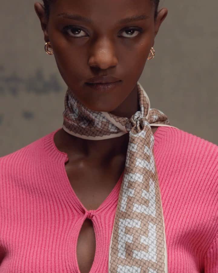 のインスタグラム：「Bridging heritage and contemporary perspectives, a floral print from the Fendi archive twists and turns with ribbon detailing inspired by Fendi signature packaging, in #FendiSS23 accessories.  Artistic Director of Couture and Womenswear: @mrkimjones  Artistic Director of Accessories and Menswear: @silviaventurinifendi  Artistic Director of Jewelry: @delfinadelettrez   Film: @hannamoon69  Styling: @elliegracecumming  Hair: @shioritakahashi Makeup: @hiromi_ueda  Casting: @shelleydurkancasting Set Design: @dannyhyland Music: @pandorasjukebox   Models: Justina Ageitos, Edna Karibwami」