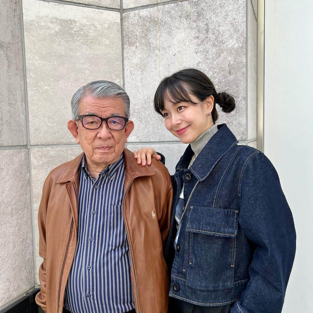 のインスタグラム：「せっかちおじいちゃんが東京に来てくれたYouTubeみてね👨🏻‍🦳 カールじいさんに似てるってコメントで言われる🤣🎈 上等なものが大好き 動画回すと全然喋らないけど、一人でずっと喋ってる その遺伝子は誰かが受け継いだズラ」