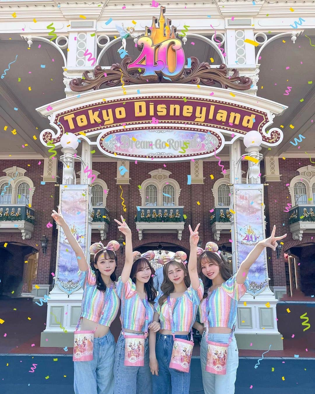 tomomi ❤︎ よしはしともみ ❤︎のインスタグラム：「. . . 🍬東京ディズニーリゾート 40周年🍬 ドリームゴーラウンド🎠 . . . 待ってましたぁああ！ 可愛すぎるパステルレインボーの新グッズ🌸 いつものメンバーでお揃いレインボーコーデ！ . . この時のために見つけてた @gap_jp のキッズレインボートップス🏳️‍🌈 ピッタリあって最高かわいいコーデができてとっても満足💫 . . . 40周年のポップコーンバケットもゲットできて幸せです🥺🎀 . . あいにゃんとこーちゃんにもばったり会えたぁ✨ またディズニー一緒に行きましょおおおお！！！ . . . あ、グッズ発売スタンバイパスで不安だったから 初日だったので前日アンバサダーホテルに泊まり、 ハッピエントリーで15分早く入って 9時5分のグランドエンポーリアムの 🎟 そこで無事に買えました！ . 夕方とかにふらっとほかのグッズ売ってるところみたら スタンバイパスなくても40周年のグッズ普通に買えてましたw . . #disneyland #tokyodisneyland #ディズニー #ディズニーコーデ #ディズニーカチューシャ #ディズニーグッズ #ディズニー部 #シミラールック #シミラールックディズニー #おそろコーデ #おそろいディズニー #オソロコーデ #ディズニーバウンド #ミニーカチューシャ #ディズニー #ディズニーシーコーデ #新作カチューシャ #ディズニーランド #東京ディズニーランド #デニムコーデ #ドリームゴーラウンド #40周年 #ディズニー40周年 #ポップコーンバケット #レインボーカチューシャ」