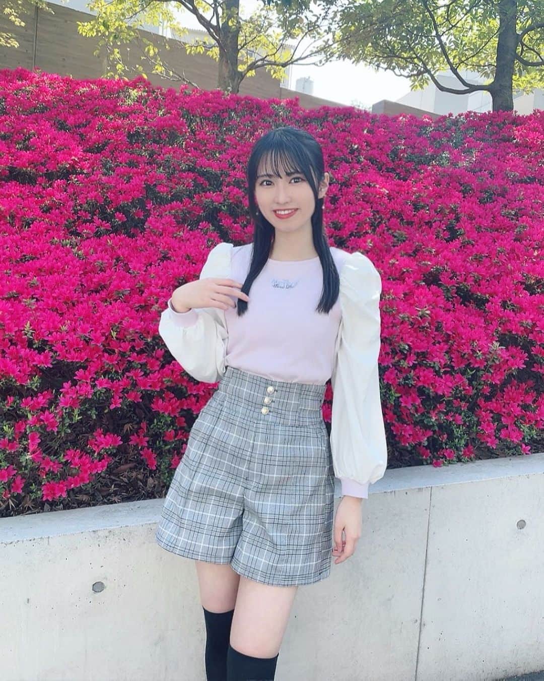 瀬戸ゆなのインスタグラム：「▫️  後ろのお花🌸真っピンクで可愛い🫶   #cuugal  #lovetoxic  #夢アドシトロン  #短パン  #お花のある暮らし #高校生女子  #瀬戸ゆな」