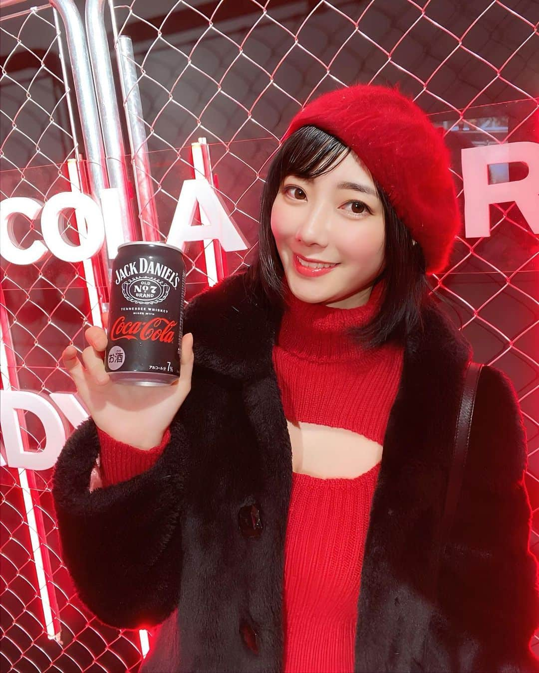 いけながあいみさんのインスタグラム写真 - (いけながあいみInstagram)「ドレスコードの赤黒コーデ❤️🖤✨ ・ 4/11（火）から6日間限定で開催されるジャックコーク バーにひと足先に行ってきたよ❣️ ・ こちら、2023年4月10日（月）、つまり、今日に全国発売された、コカ･コーラを使った初のアルコール製品「ジャックダニエル&コカ･コーラ」が飲めるバー🍹✨ ・ 「コカ･コーラ」の爽やかな味わいと「ジャックダニエル」のテネシーウイスキーの豊かな風味が、絶妙なバランスで楽しめたよ🥰💕 ・ 130年以上愛されてきた2大ブランドだからこその、唯一無二の“本格的な味わい”☺️✨ ・ 甘くて美味しいお酒でしたよん🍻✨  🌃 ZeroBase渋谷 📍 東京都渋谷区道玄坂2-5-8 🚃 渋谷駅から徒歩1分  #ジャックコーク #Jackandcoke #PR #お酒は20歳になってから #カンペキな味わい #新発売」4月10日 21時13分 - aimicat424