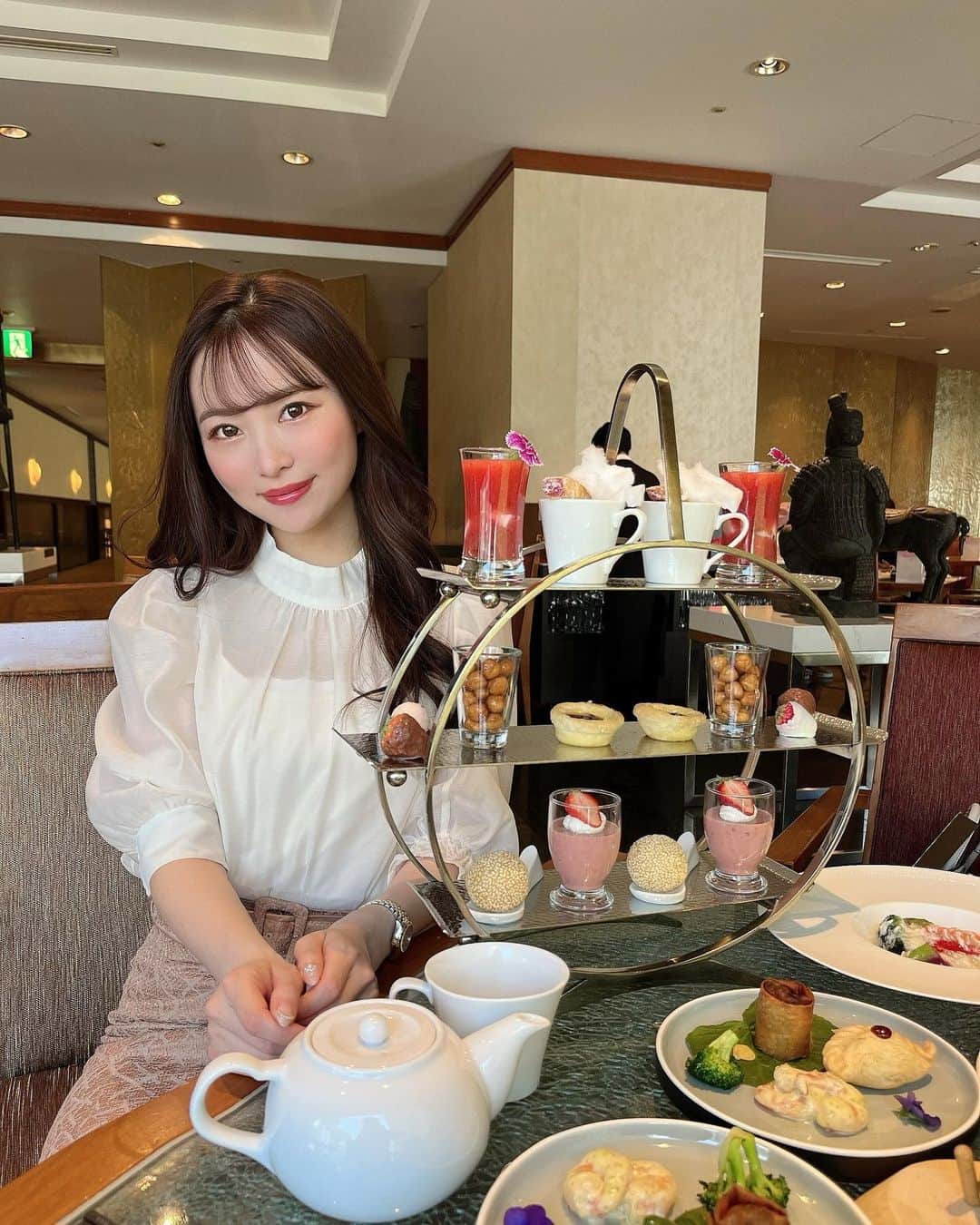 のインスタグラム：「. 🍽️ヒルトン名古屋(@hiltonnagoya)  3階 中国料理「王朝」にて  #チャイニーズアフタヌーンティー 🐼🇨🇳 久しぶりのあやのんと🫶🏻🫧 ⁡ 王朝特製北京ダックロールに蒸し点心など🥟 お昼から贅沢な時間を過ごせました💓 王朝特製春のハイティースタンドは ボリューミーで大満足🥹🍓🤍 大好きな揚げゴマ団子も中国茶も 種類が豊富でどれも美味しかった〜🫶🏻 #🍽️ #ヒルトン名古屋 #pr #中華料理王朝 #アフタヌーンティー」