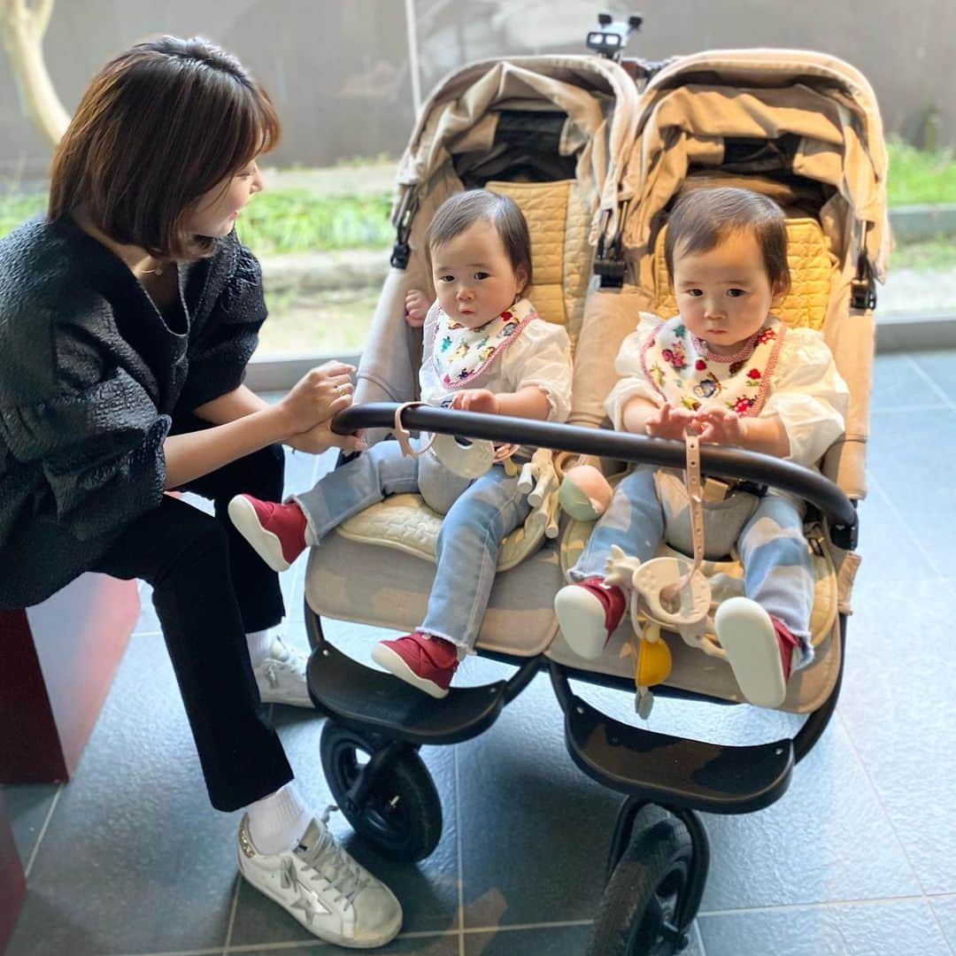 大塩七海のインスタグラム：「ママと娘たち👩‍👧‍👧❤️ #1歳2ヶ月#ゆおねね#双子育児」