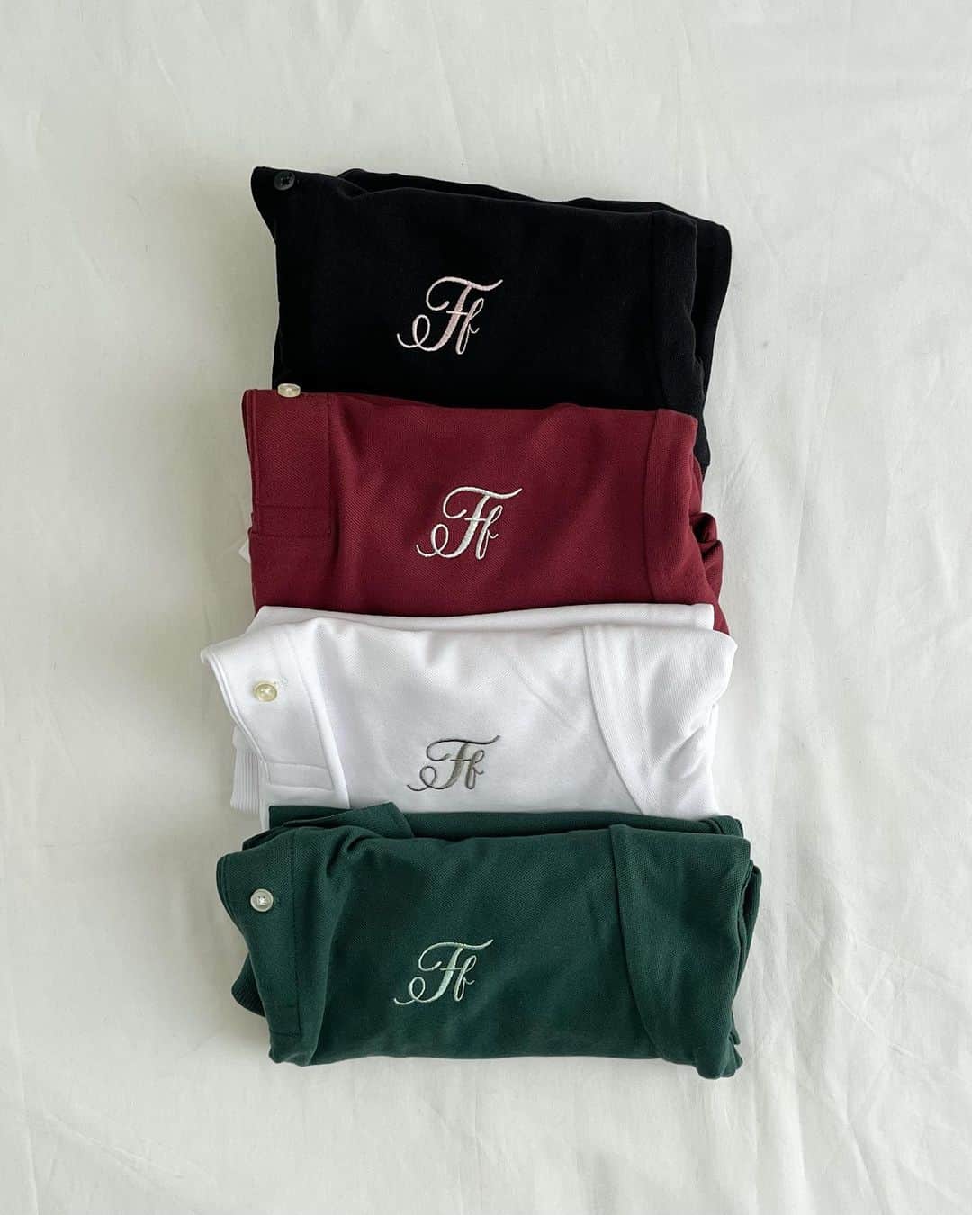 fruncoのインスタグラム：「\ HOT ITEM / @frunco.official   fruncoの新しいFfロゴが刺繍されたポロシャツ🤍 ㅤㅤㅤㅤㅤㅤㅤㅤㅤㅤㅤㅤㅤ 刺繍糸は、ツヤ感のあるものを使用しているため、 高級感とガーリー要素のある一枚となっております🛋✨️  また、胸元にボタンが付いておりますので、 開けたり閉じたりして、 雰囲気を変えて着ることができます♡  🏷Ff logo polo black / white / green / bordeaux ￥3,850 ㅤㅤㅤㅤㅤㅤㅤㅤㅤㅤㅤㅤㅤ ㅤㅤㅤㅤㅤㅤㅤㅤㅤㅤㅤㅤㅤ  ㅤㅤㅤㅤㅤㅤㅤㅤㅤㅤㅤㅤㅤ- - - - - - - - - - - - - - - - -  ㅤㅤㅤㅤㅤㅤㅤㅤㅤㅤㅤㅤㅤ アイテムの詳細は商品タグ、または @frunco.official トップのURLよりご覧いただけます！✨️ ㅤㅤㅤㅤㅤㅤㅤㅤㅤㅤㅤㅤㅤ official store 税込¥3,000以上お買い上げで送料が¥220に🌱 さらに！税込¥8,000以上お買い上げで送料無料 📦 ̖́- ㅤㅤㅤㅤㅤㅤㅤㅤㅤㅤㅤㅤㅤ - - - - - - - - - - - - - - - - -」