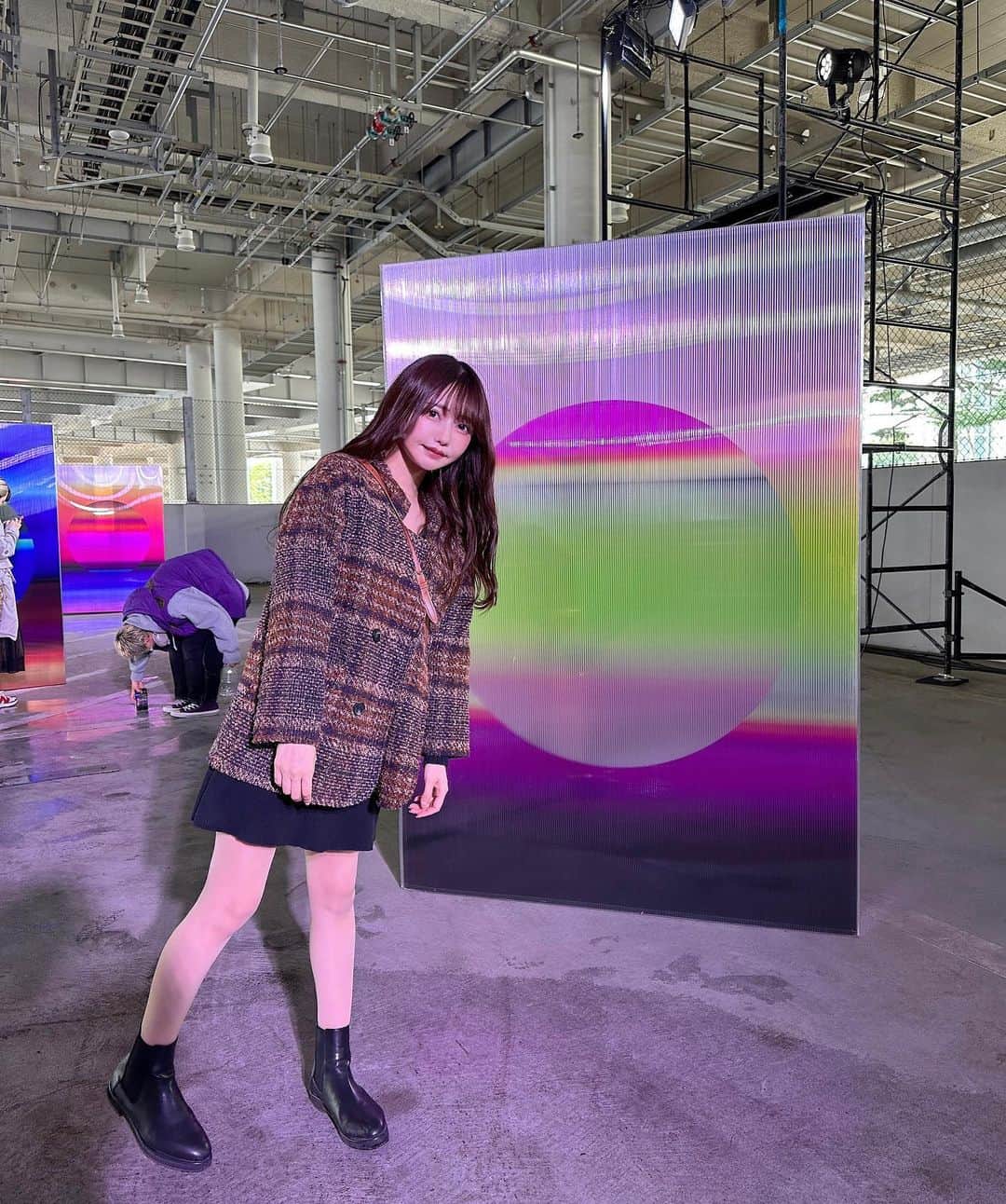 遠藤 玲奈 /endo renaのインスタグラム：「最近行った展示で1番すきだった☺︎  「SUN」 365点の銀色の太陽を1年間に渡り描き続けたもの۞ ┈┈┈┈┈┈┈┈┈┈┈┈┈ 365日の日々を冠され全てが違う表情をしている太陽は 季節や物事の移ろいといった 普遍的なテーマも内包しています。 決して今日と同じ日は訪れず、 過ぎいく日々を「もしも」の眼差しで 今までと少し違った世界として捉えるならば あなたは何を思い浮かべるでしょうか。  #ヨシロットン  ┈┈┈┈┈┈┈┈┈┈┈┈┈」