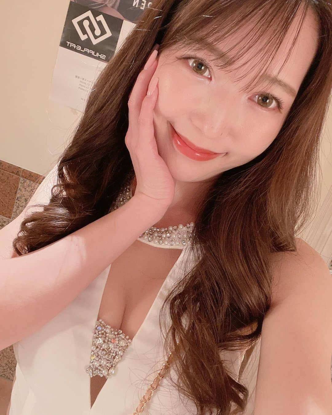 桜井もものインスタグラム：「、 明日からマレーシア🇲🇾に行ってきます！  夜の便だから着くのは明後日なんだけどね！  シンガポール空港での乗り換え時間も地味に楽しみなのです🫶🏻  #プリンスグループ #キャバ嬢 #キャバクラ  #札幌 #すすきの  #美女 #美人 #美容 #可愛い #ニュークラブ #ホステス #ススキノ#ラウンジ #ロイヤルガーデン #飲み屋 #水商売 #呑み #キャバ #かわいい女の子 #さっぽろ #ラウンジ嬢 #ポケパラ #ナイツ #ニュークラ #ニュークラ嬢 #すすきのグルメ #札幌観光 #朝倉みなみ #札幌グルメ#キャバドレス」