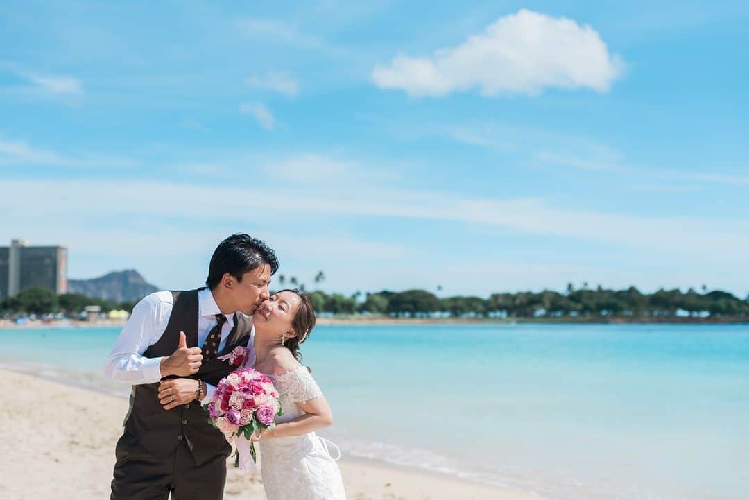 The Terrace By The Seaのインスタグラム：「@the_terrace_by_the_sea Hawaii Wedding情報はこちら𓂃𓈒𓏸  ---------  海のブルーと濃淡ピンクで魅せる  ロマンチックなローズクラッチが映えるビーチフォト𓍯  ----------  ハワイのザ・テラス バイ・ザ・シーにて 挙式を検討されていらっしゃる方におすすめ✯  《 今だけ、来店当日のご成約で 挙式料 10万円OFF  にてご案内中！ 》  挙式に必要な基本挙式、ドレス＆タキシード、新婦様ヘアメイク、アルバムがセットになったお得プランと合わせて通常価格より最大20万円OFF𓍯  プロフィール欄のURLより、ウエディングの相談ご予約が可能です。 小さい疑問や質問にもお答えいたしますので、お気軽にお問い合わせくださいませ🌺  ザ・テラス バイ・ザ・シーでは、健康と安全を最優先に配慮し、安心してハワイでの時間を楽しんでいただいております𓆉  ----------  = produce = モチーフ @motif_resort   = photo = Megu @plemeri @betterhalf_hawaii ----------   プロフィール欄のURLより、ウエディングの相談ご予約も可能です。 小さい疑問や質問にもお答えいたしますので、お気軽にお問い合わせくださいませ🌺  #テラスバイザシー #TheTerraceByTheSea #TAKAMIBRIDAL #タカミブライダル #MotifRESORT #テラス花嫁 #モチーフ花嫁 #リゾートウェディング #リゾート婚 #ハワイ挙式  #ビーチフォト #ブーケ」