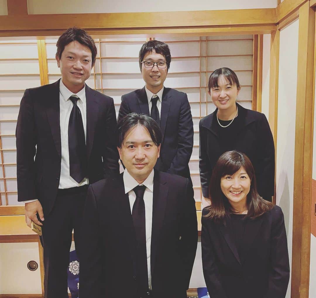 根本美緒さんのインスタグラム写真 - (根本美緒Instagram)「根本家😊大事な従兄弟達と。  小さい頃からずっと一緒に育ってきました。根本家は父含めた男三兄弟でそれぞれに同じくらいの子供達がこうして5人いました。 おばあちゃんが、私達5人をいつも可愛がってくれた事、毎週逗子で遊んでた事を会うといつも話します。そんなおばあちゃんの第一子であるおじさんがおばあちゃんのところへ行ってしまいました。 悲しいけど、痛みから解放されてよかったのかな…私達とその子供達も集まって賑やかだった事おじさんは微笑んで見てくれてるかなとみんなで話しました。」4月10日 21時10分 - nemotomio.official