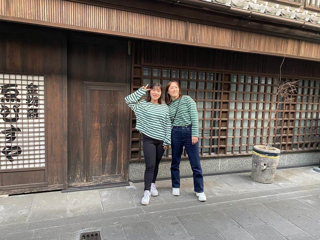 佐伯珠音のインスタグラム：「ひっさびさに会えて良かった☺️🌸 たまたま同じ色で同じ柄💚 大分ご飯も美味しかったし いっぱい話できて良かった🥹 またいこねー！！ #新海美優 ＃臼杵 #大分」