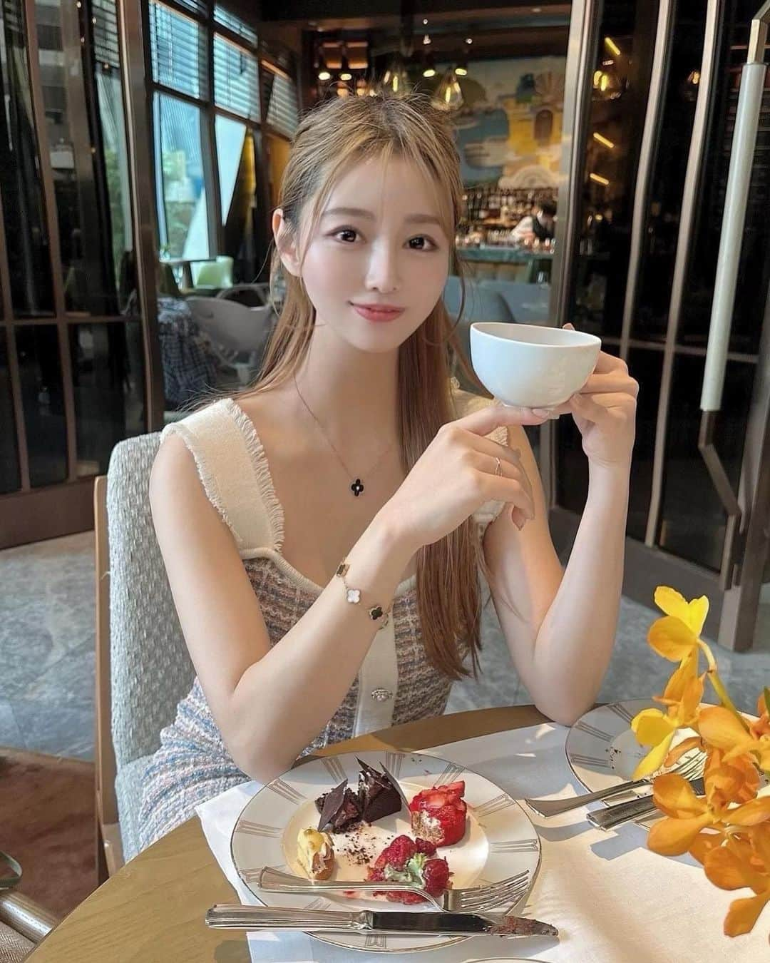 YURIさんのインスタグラム写真 - (YURIInstagram)「香港でアフヌン🫖🌼 、 #hongkongtrip #hongkongafternoontea #afternoonteatime #香港旅行 #アフヌン #ワンホン #ワンホンメイク #えくぼ」4月10日 21時22分 - y.u.r.i_y.u.r.i_