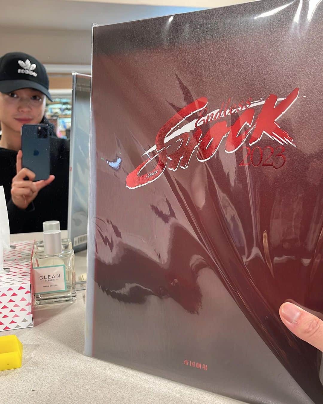 広瀬斗史輝のインスタグラム：「#endlessshock #eternal 初日無事終わりましたー☺️  人生初の 2日連続初日笑 凄いことしてますよね🤣 1度の出演で2度美味しい、こんな機会に出演できて なんてラッキーなんだ！！  今日特に思ったことは 本編やった後にエターナルやると エターナルのあっという間さよ！  着替え場では 「あれ、もうこのシーン？あー！衣装違うー🤣」 とか 「光一さん飛んだ！」 とか 「今日は本篇だからー、この後あれだな！」 とか 「エターナルだからー、あれだ！」  お互いとにかく声出し確認しながらやってます😏  明日はオフなので家でゆっくり カレー作ったり 鶏胸肉を低温調理したり shockのお弁当作りでもしようと思います！  ご来場ありがとうございましたー😊✨  まだ開けてないパンフレットとオレ または 俺とパンフレット」