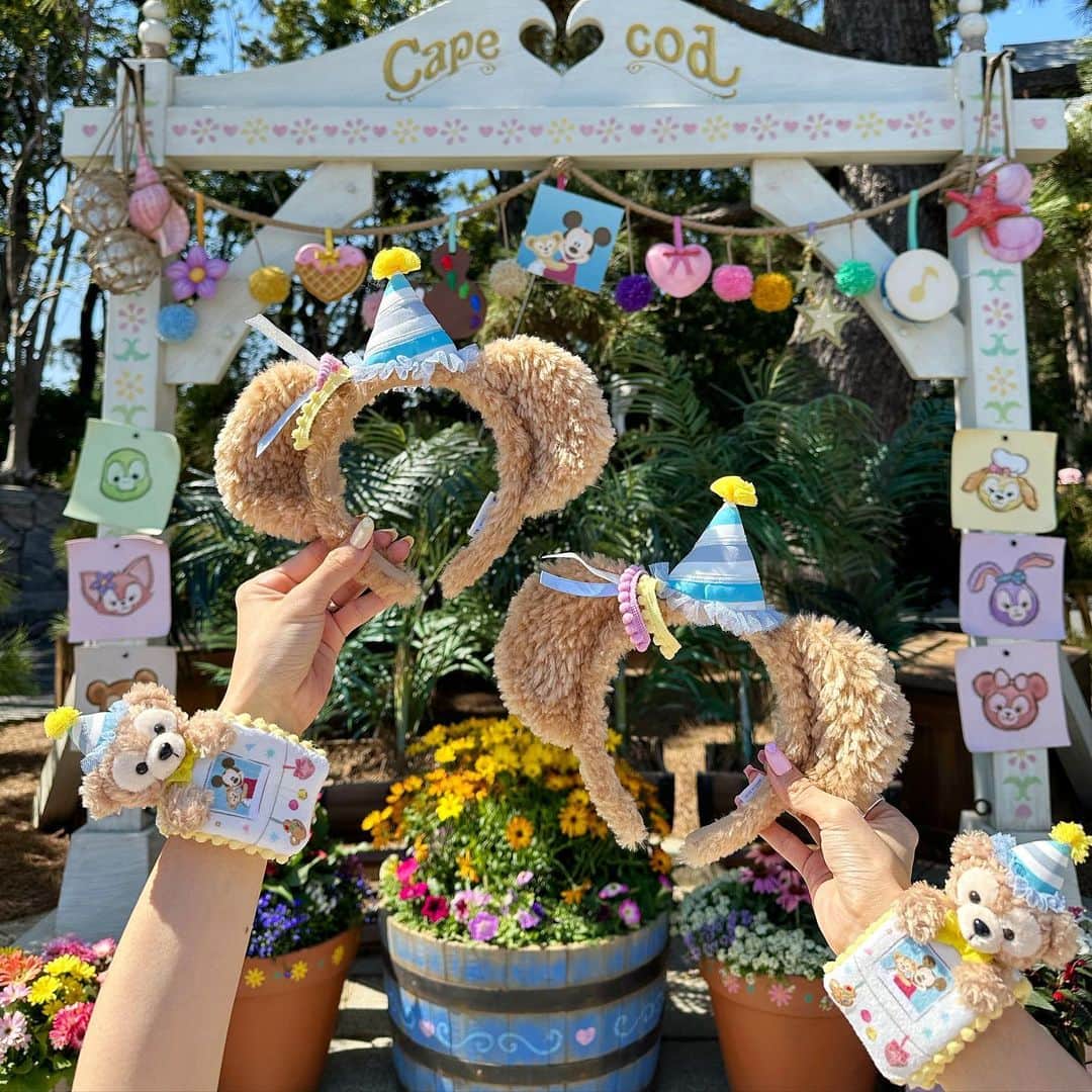 のインスタグラム：「今日発売の40周年の ダッフィーカチューシャ🐻💰2200  クラッカー🎉がパステルでイースターカラー💛 ディズニーシーでしか購入不可だから パークに入ったら買うべきアイテム✌️  今日は初日でたくさん在庫があったから まだまだみんなが買えるカチューシャだと思うっ🥳  #disneysea #ディズニー #ディズニーコーデ #ディズニーランド #tokyodisneyland #disneyland #ディズニー40周年 #disneygram #40周年 #ディズニーフード #ディズニーグッズ #ダッフィー #ダッフィーコーデ #ダッフィーフレンズ #epine #コーデ #フレンチガーリー #ガーリーコーデ #淡色コーデ #ディズニーリゾート #ディズニーカチューシャ」