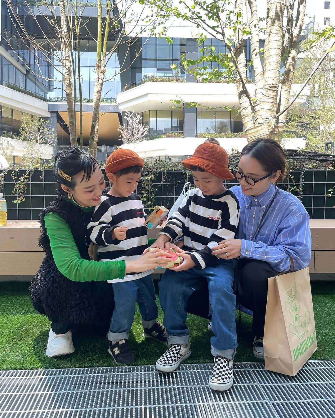 田中真奈美のインスタグラム：「ちはるさん💓@10090725c 🌸 ようこそ福岡へ〜🥰🙌🏻👦🏻🙌🏻👦🏻🙌🏻 . 会えたーーー✨ . お土産のきびだんごをいただくまでグッタリしてたリョータがきびだんごを食べてめっちゃ元気回復してました🤣 . 場所は離れてても何だか通じる物を感じる美容師さん✨オデコと基本笑い顔😁😁な所は特に一緒でしたね🙌🏻🙌🏻💓💓 . また会える日が楽しみです〜いつかゆっくりゆっくり語り合えますように🍻🎶笑 . 最後のちはるさんとの1枚💓シュンタがこっちを見てるのがポイントです💓☝️🥰 . . . #リョータとシュンタ  #リョータの春遊び🌸🍡🌱  #シュンタの春遊び🌸🍡☘」