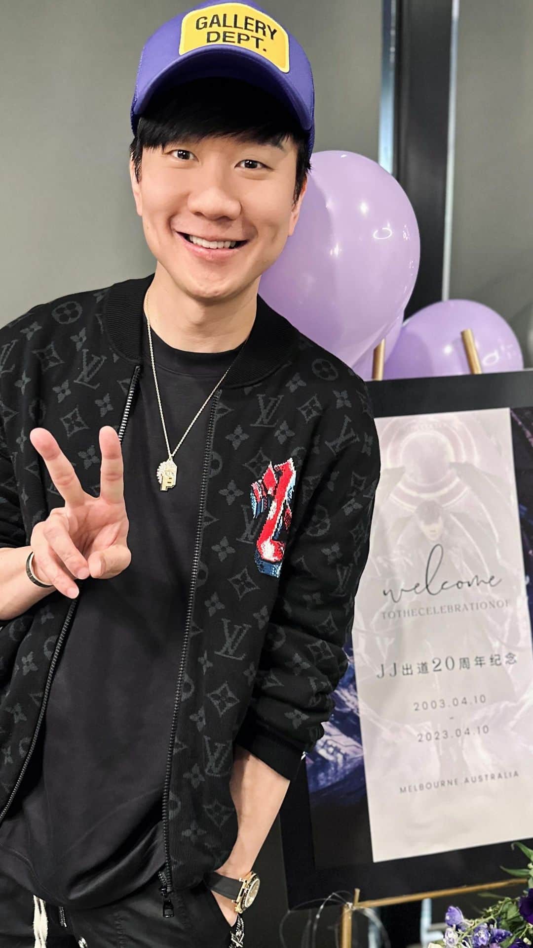 林俊傑のインスタグラム：「Happy 20th to JJ LIN!  祝我出道20週年快樂！  #JJ20 #roadtoJJ20 #happilypainfullyafter #林俊傑新專輯重拾快樂」