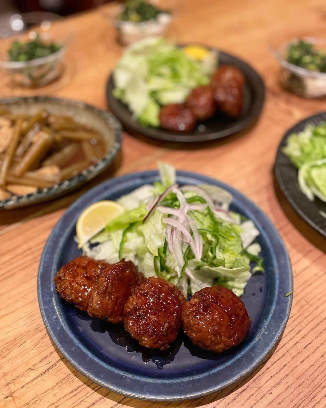 黄川田としえのインスタグラム：「\\れんこん豚つくね//  便利なひき肉おかず。大好きなれんこん混ぜたつくねバークです。  🌝れんこん豚つくね 🌝ふきと油揚げの煮物 ふきの香りが最高。春ですね〜。 🌝ニラ胡麻冷奴 🌝きのこのお味噌汁  れんこんは豚ひき肉の量の半分くらい、それ以上たっぷり加えても美味しい。 1.れんこんの半量はみじん切り、半量はすりおろしてつなぎとして使います。  2.豚ひき肉、卵、酒、塩、胡椒、生姜すりおろしを加えてよく練り合わせる。  3.食べやすい大きさに焼いて、 酒、みりん、醤油はほぼ同量加えて、甘さが欲しければ砂糖をプラスして煮からめる。  シャキシャキでふわっとして肉肉しく美味しいです。ぜひ。  #tottogohan  #晩ごはん#おうちごはん #器#鈴木史子 #れんこん豚つくね」