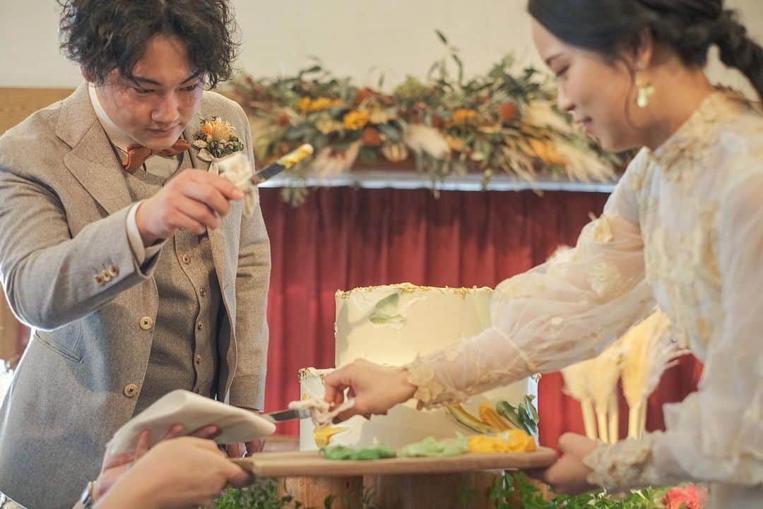 ラクラリエールさんのインスタグラム写真 - (ラクラリエールInstagram)「* #ペイントケーキ ⁡ 秋の季節にご結婚式を挙げたお2人 "芸術の秋"にちなんで 真っ白なケーキにクリームのペイントをするお2人*. ⁡ ゲストの方もお2人の選ぶお色味やペイントの仕方に大盛り上がり♩ ⁡ クラリエールでしか つくれない結婚式を↟⌂* ⁡ #ふたりの未来も幸せにするウエディング #クラリエール#ラクラリエール #森の結婚式#ガーデン ⁡ #子連れ結婚式 #大恋愛僕を忘れる君と #家族挙式#少人数結婚式 #結婚式準備#2023年夏婚#2023年秋婚 #大宮結婚式場#埼玉花嫁 #ガーデンウエディング#結婚式場見学 #ナチュラルウエディング #埼玉結婚式#リゾートウェディング #三橋の森 #ガーデン挙式 #プレ花嫁 #軽井沢ウエディング#パーティ会場 #ブライダルフェア#那須ウエディング #ウェディングケーキデザイン #ウェディングケーキアイディア #ゲスト参加型」4月11日 20時30分 - laclairiere