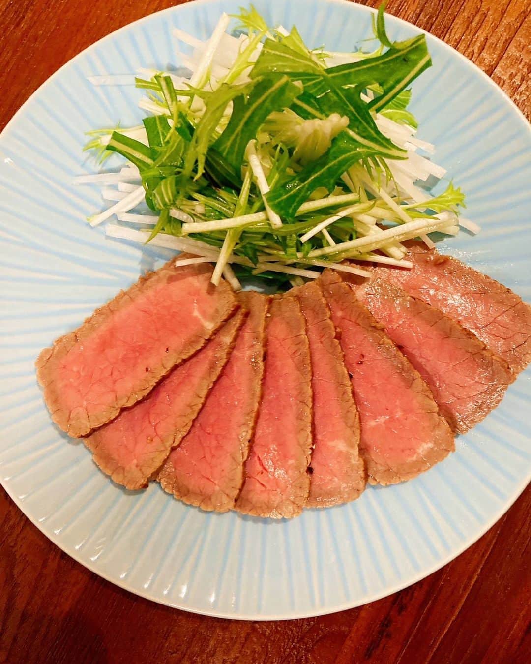 川畑一志のインスタグラム：「【牛肉のたたき】 美味しかったです！ ⁡ 上手に作るポイントは レシピに載っていますので 見ながら作れば おうちでできますよ！  肉汁も生かしたソースが よく合います！ ⁡ ぜひお試しください！ ⁡ #3分クッキング #田口成子 先生のレシピ #お祝いにもぴったりな #豪華な一品です #詳しい作り方は #ストーリーズからどうぞ #川畑一志」