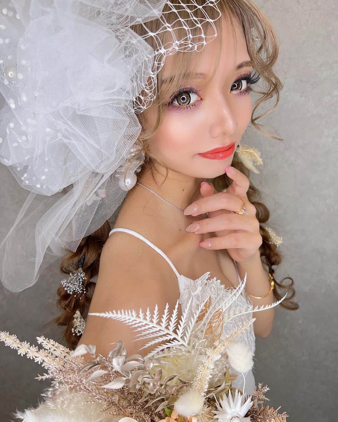堀井大輔のインスタグラム：「名古屋ホリージ様 @mion.99  ・ 顔より大きいヘッドアクセ✨ ・ 名古屋、5月のご依頼受け付けてます dmから依頼ください🙇‍♂️ ・ #ホリーマジック #ホリージョ撮影 #エモージョ #ホリージョ #クラウンヘアー #天白区 #名古屋 #ヘアセット#セット#ヘアアレンジ #プレ花嫁 #作品撮り #ウェディングドレス #結婚式コーデ #結婚式ヘアアレンジ #結婚式お呼ばれ #全国のプレ花嫁さんと繋がりたい #フォトブース #コテ巻き  #DRESSY花嫁 #ゼクシィ2023 #アップスタイル #おだんご #編みおろし #プラコレ ￼ 	◦」
