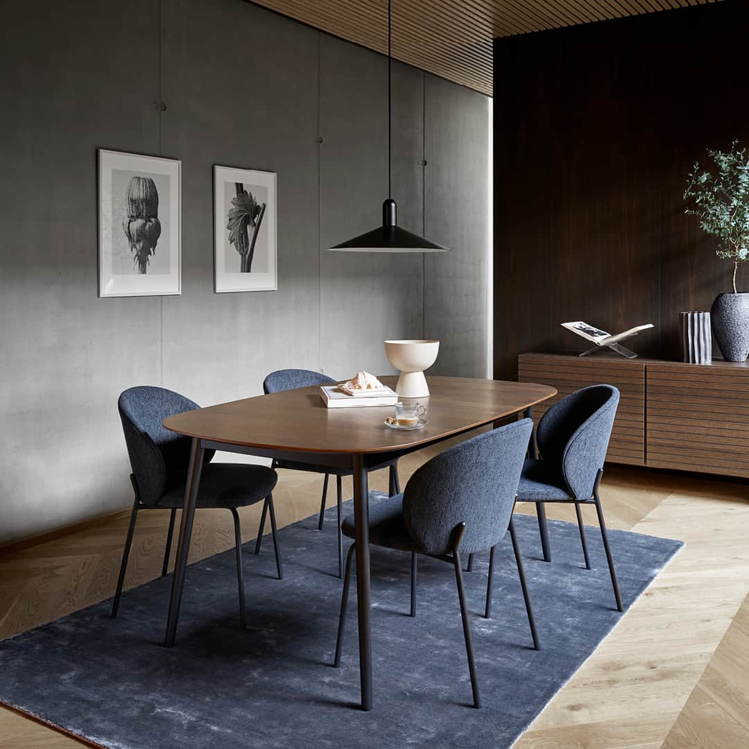 BoConceptのインスタグラム：「The perfect dining companion. The Kingston dining table.  Discover Kingston via link in bio.  #boconcept #liveekstraordinaer #ekstraordinærsince1952 #anystyleaslongasitsyour #diningroom #diningtable #danishstyle #interiordesign #homestyling #danishdesign」