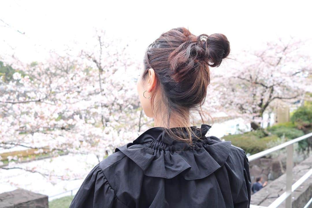 小川りかこさんのインスタグラム写真 - (小川りかこInstagram)「皇居の桜を見る事が出来る @lartet_mikuni でみんなでランチした日は、 @sirin_jp のボリュームブラウスに✨ 基本的には小柄女性の為のブランドなのですが、164cmの私にも程よくフィットして着やすいサイズ👍 衿元も可愛い💕この日は黒パンツに合わせたけど、デニムと合わせるのもお気に入り😙 にしても、もっと毛先にワックスつけてパサつき抑えれば良かった🤣  #sirin_style#sirin#sirin_snap#シリン#シャツコーデ#ブラウス#ブラウスコーデ#黒コーデ#ボリュームブラウス#コーデ#コーディネート#style#パンツスタイル#春#春コーデ#coordinate#桜#お花見#🌸#皇居#ラーエミクニ#近代美術館#竹橋#fashion」4月10日 21時30分 - rikakoogawa