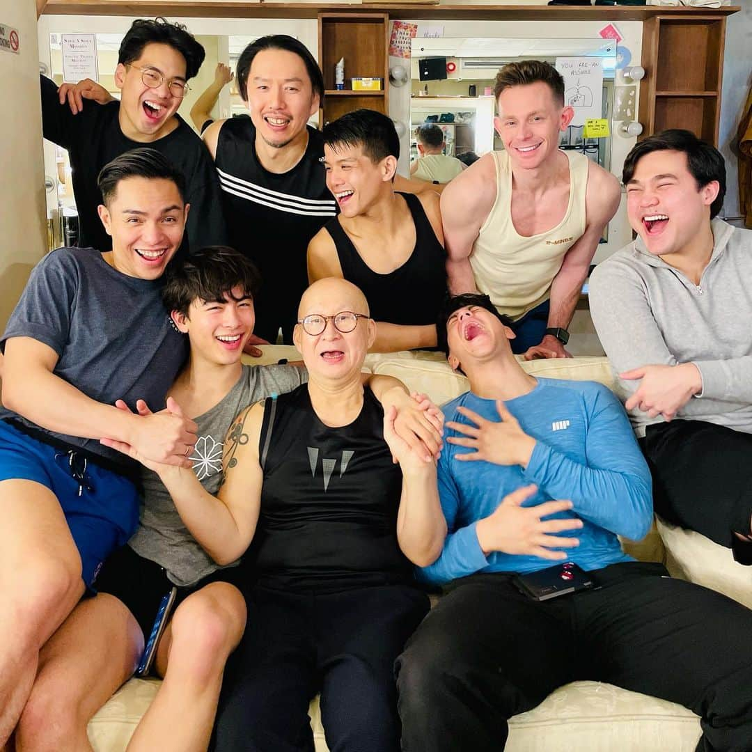 テリー・レオンのインスタグラム：「Leaving London today, and another chapter of @allegiancebway ends for me. It’s a show that has been such a gift to me for the last 13 years, and the gifts keep coming & surprising me. The biggest surprise this time around? How this boys’ dressing room has absolutely stolen my heart. I can now call London “home”, and it’s because I got to see these charming chaps everyday and we made that room a home. I’ve been in this business for 20+ years and lemme tell ya: this is rare. #onefamily」