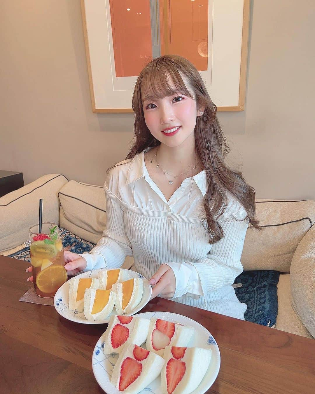 𝐇𝐈𝐍𝐀𝐊𝐎のインスタグラム：「フルーツティーとフルーツサンド🫖🥰 予約できるカフェってあんまりないから貴重🥹 また行きたい🍊🧡  #表参道カフェ #フルーツサンド  #サロンドテラヴォンド」