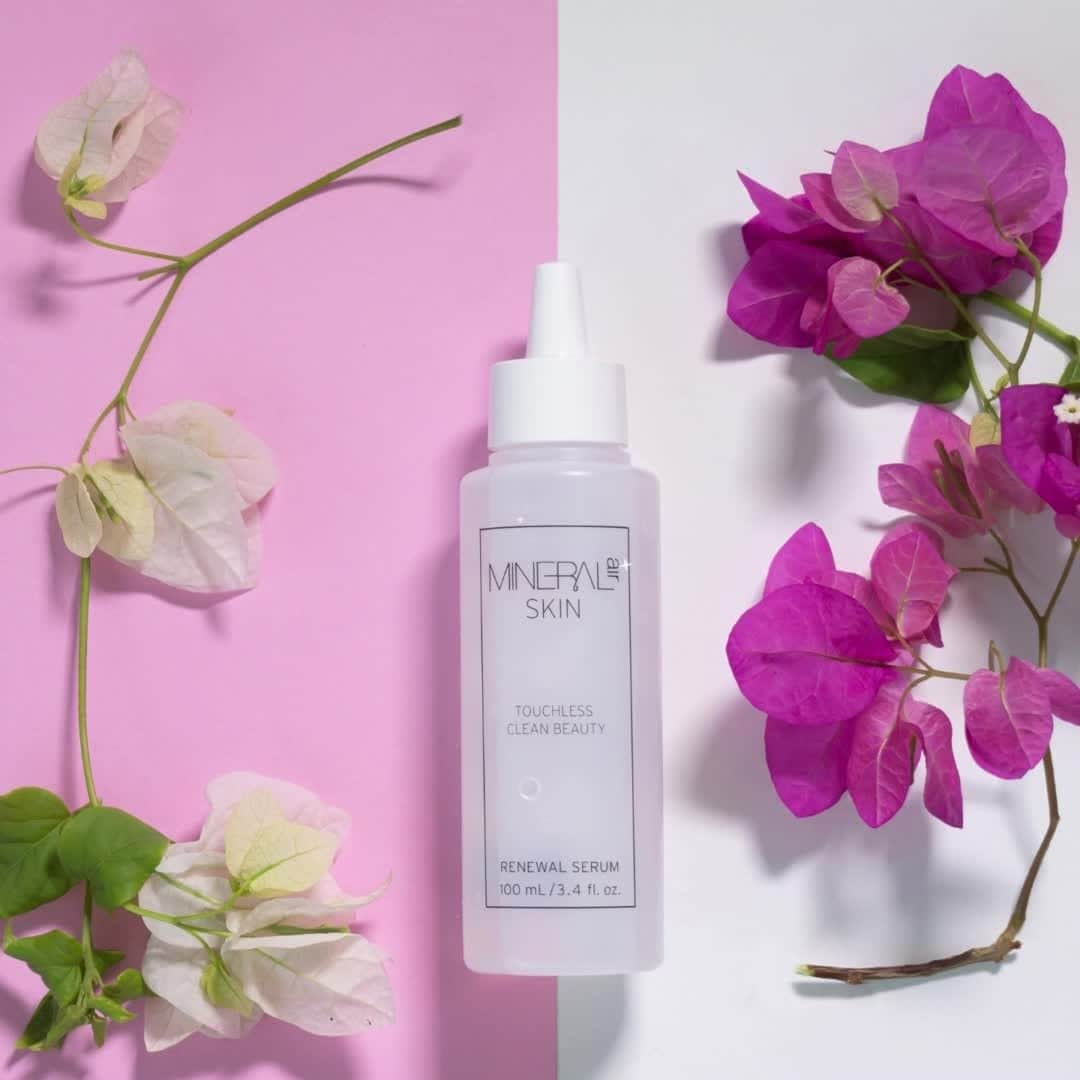 Mineral Airのインスタグラム：「Beauty beyond the bottle ✨ Our Renewal Serum gives you rapid response hydration for the lightest sheer on the go. This beauty companion can be used as makeup prep, daytime refresher, nighttime treatment, post-shave soother for gentlemen, rehydrator during jet travel, and as an aid in facial treatment recovery. Talk about magic in a bottle!  Buy online (link in bio) or at your nearest @NeimanMarcus or @IndieBeautyMarket   #RenewalSerum #MagicInABottle」