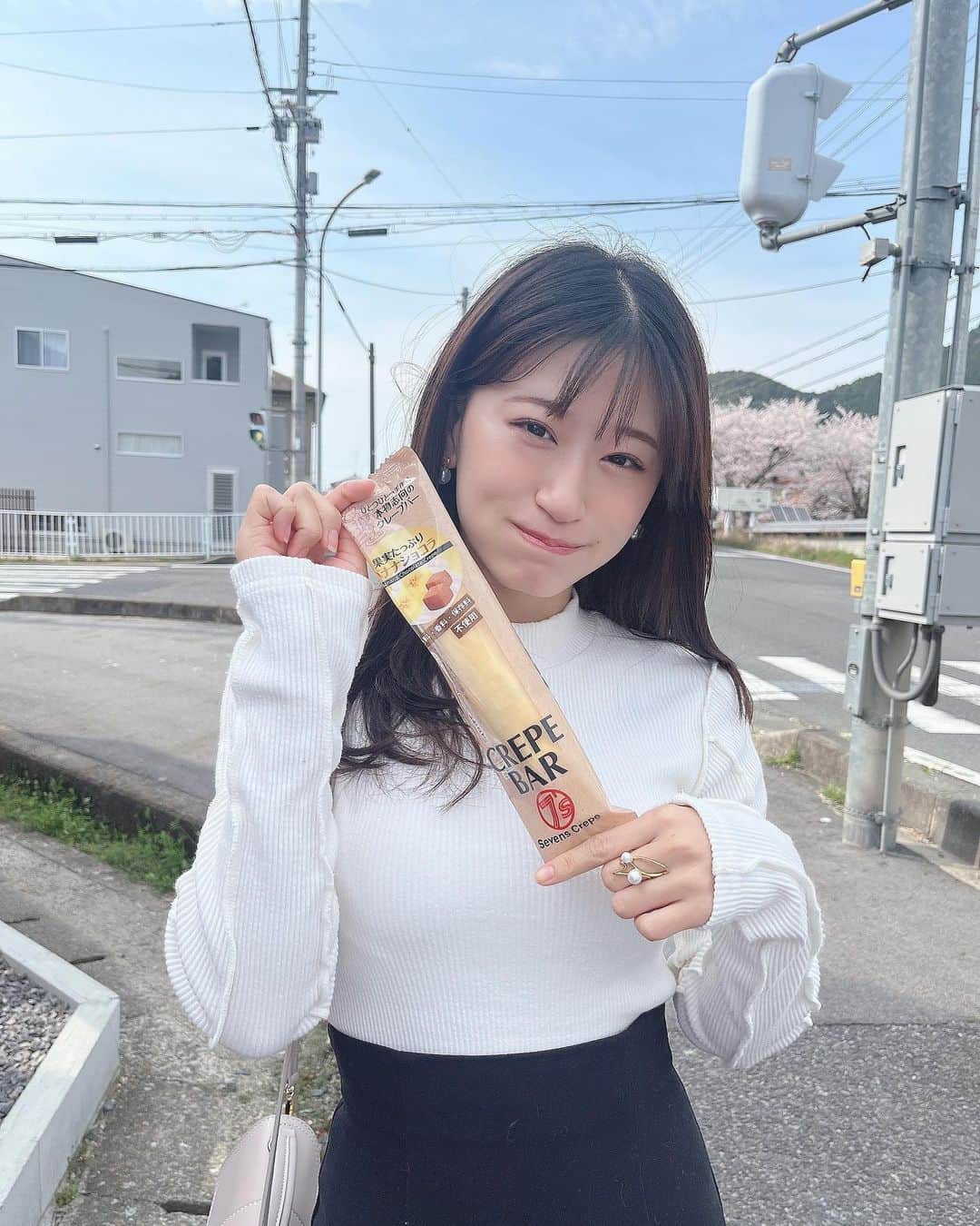 のインスタグラム：「⠀ 田舎生まれ田舎育ちです🌳 ⠀ ⠀ ⠀ この間お母さんと 滋賀県にある自販機でクレープが買えるところに行ってきたよ〜☺️🌷 安くて美味しくて、しかも自販機で買える！ ⠀ いつもめっちゃ行列で気になってたんです♪  ぜひ、滋賀に来た時は 行ってみてください☺️ ⠀ ⠀ ⠀ ⠀ #滋賀県 #滋賀 #shiga #クレープ #自販機  #れーチャンしふく #dailylook #ootd #code #outfit #低身長コーデ #154cm」