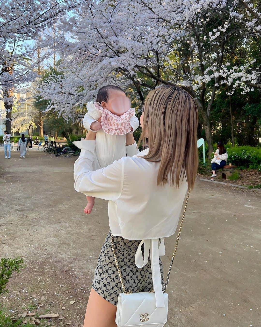 Ayakaのインスタグラム：「. 👶🏼と初めての春🌸♡ 毎日一緒で楽しい🧸 . 頑張って上見てた😂🤍 . #me #code #ootd #女の子ママ」