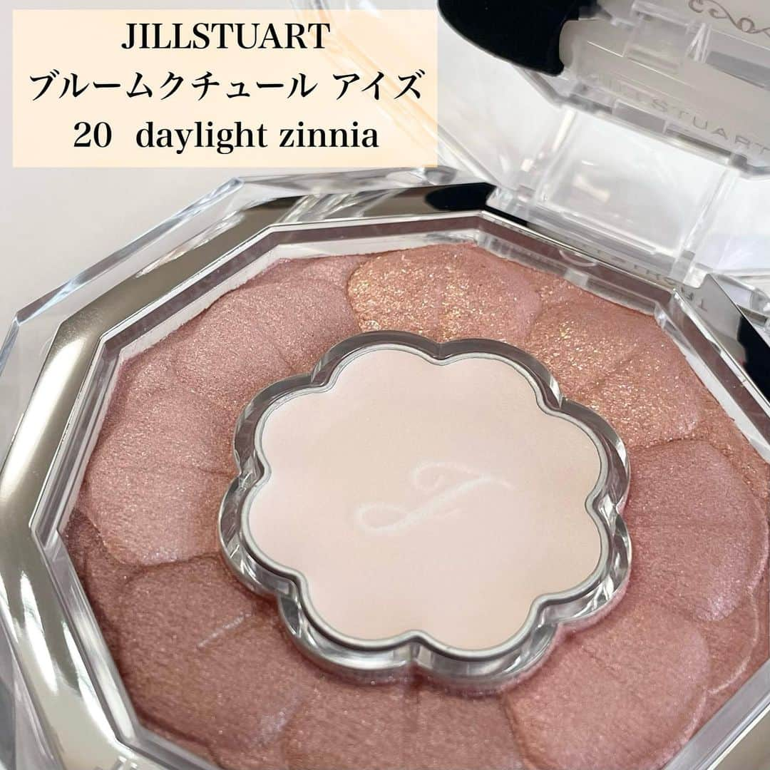 国分亜美さんのインスタグラム写真 - (国分亜美Instagram)「【JILLSTUART💄新色アイシャドウ】 ⁡ ⁡ 発売したばかりのJILLSTUARTの お花アイシャドウの新色をレビューします🧸❤️ ⁡ 限定色はよく出てるけど、新色は今回が初めて🌟 ⁡ ⁡ 初回限定デザインはコンパクトの蓋部分が お花柄になっているのが可愛くて、 使うたびにときめきます🥰（写真２枚目） ⁡ 2色出た中で今回はイエベカラーを購入しました🌸 ⁡ ⁡ JILLSTUART ブルームクチュール アイズ 20  daylight zinnia ⁡ ⁡ コーラルベージュの柔らかいパレット🌼🧡 ⁡ どの色にもラメが入っていますが、 上の色は特にたっぷりで綺麗です✨ ⁡ ⁡ 中央→ オイルベースでしっとりと潤い、 上品なツヤ感のシマーブライトカラー。 まぶたのくすみを飛ばしてトーンアップしてくれます✨ ⁡ 左→ 透明感を感じるような淡いベージュ ⁡ 上→ ゴールドラメやピンクラメがキラキラと 可愛く輝く、コーラルオレンジ ⁡ 右→  肌に馴染むようなナチュラルなベージュ ⁡ 下→ 優しい発色で、ミルクチョコレートのような明るいブラウン ⁡ ⁡ このパレットはイエベ春の方におすすめ💓 ⁡ 16タイプパーソナルカラーで分類すると、 締め色が淡いのでLight-Springさん・ Bright-Springさんに特に可愛いです✨ ⁡ ※ラピスの16タイプカラーメソッド®に基づく アナリスト個人の見解です。 ⁡ ⁡ ⁡ ⁡ ୨୧･････････････････････････････････････････････････୨୧ ⁡ ⁡ 色とコスメが得意なイメージコンサルタントです💄❤️ ⁡ イエベ春コスメを中心に投稿しています✨ ⁡ 投稿が参考になったと思ってくださった方は フォロー・いいね・保存して頂けると とっても嬉しく、励みになります🥹💓 ⁡ ⁡ ୨୧･････････････････････････････････････････････････୨୧ ⁡ ⁡ ⁡ ⁡ #ジルスチュアートビューティー #ジルスチュアートコスメ #イエベ春コスメ #パーソナルカラースプリング #春コスメ2023 #デパコスアイシャドウ #アイシャドウパレット #コスメレビュー #コスメ大好き #コスメオタク #デパコス大好き #美容女子 #16タイプパーソナルカラー診断 #16タイプカラーコスメアドバイザー #コスメコンシェルジュ」4月10日 21時28分 - amimi_kokubun