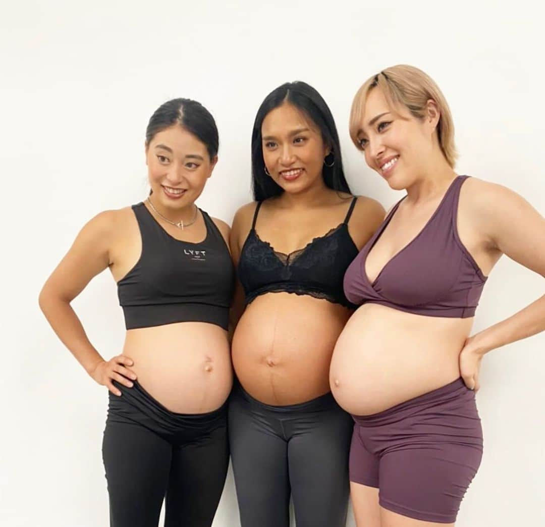 渋谷美穂のインスタグラム：「🤰🤰🤰 けーちゃんが生まれる前まで、 表現がすごくすごく難しけど… ママ🤱は"ママ"という初めから 母親として過ごしてきたよな、無意識のうちに まるで自分とは違う遠い存在に見えていた。 ⁡ しかし、自分が母となり ママだって初めはなんでも手探りで、 毎日、毎月わからないことばかり😅 少しづつ子供と共に成長してるんだなぁと知りました😌💓 ⁡ 初めは鏡に映る自分が、 抱っこ紐でけーちゃんを連れて スーパーの袋をぶら下げて家に帰ってくる姿を見て わぁ‼️お母さんだ‼️ みんな私のことお母さんに見えてるよね？🥹 と驚いたことを覚えています🤣🤣笑笑 ⁡ 昔も今も変わらず1人の女性で、 自分とは違う遠い存在ではなかった😌✨ ⁡  🔸まゆみちゃん　@__mayumi__  🔸ひろみちゃん　@hiromibeni  ⁡ 同じ時期に妊娠出産を経験した大切な友達💕 私たちのお腹の中にはこの子たちがいたんだね👼🏻 妊娠中は、2人の存在が心に余裕を与えてくれた これからもよろしくね☺️✨ ⁡  ⁡#ハーフベイビー#クウォーターベイビー#純日本人ベイビー  #妊娠#出産#マタニティ#産後#産後トレーニング #マタニティフォト#赤ちゃん#子供#ママ」