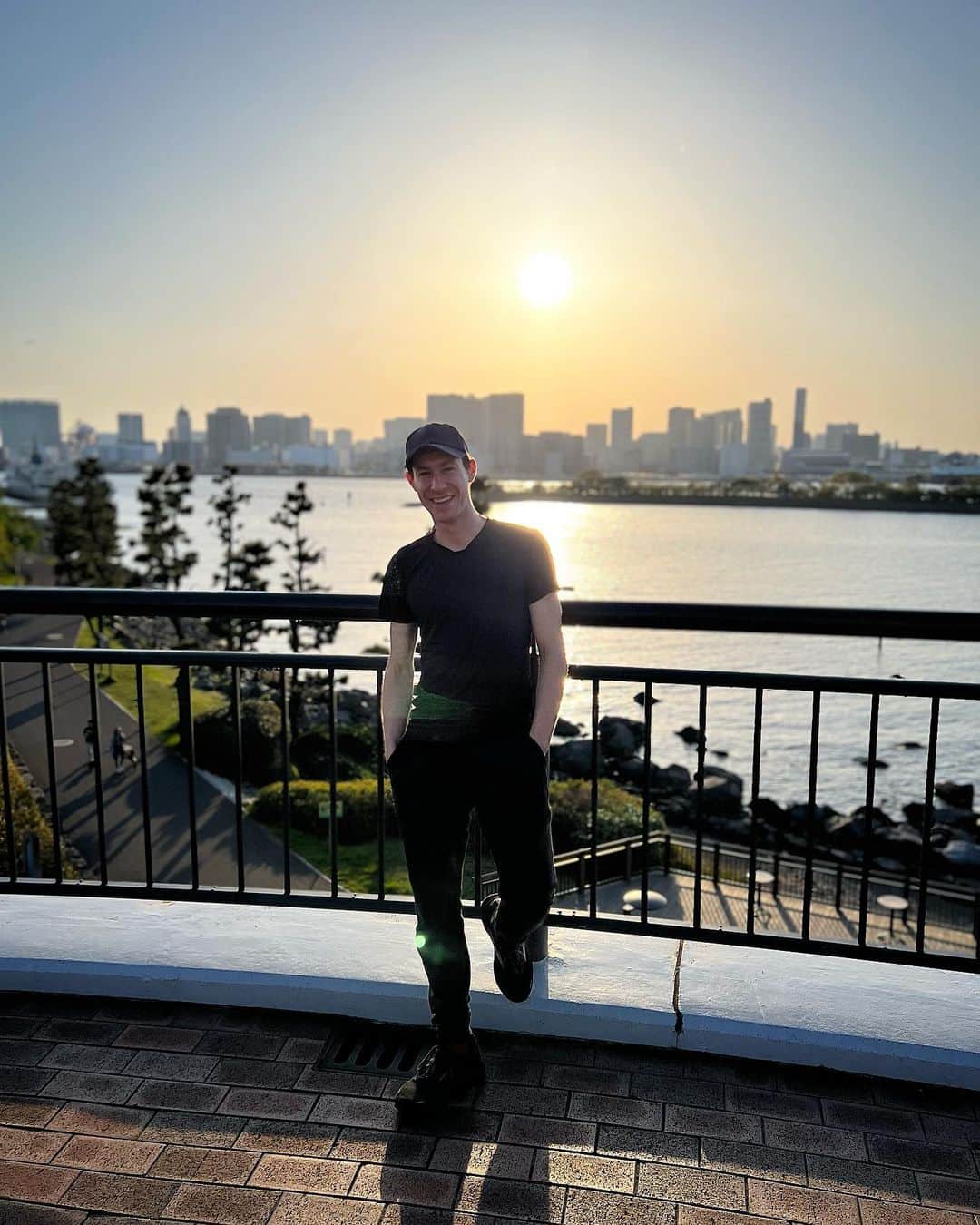 ジェイソン・ブラウンのインスタグラム：「…and the sun sets on another beautiful day in Japan! 😍 すごい景色ですね！日没は素晴らしいです！☀️  #japan #odaiba #sunset #views #travel   📸: @brandon_f1992」