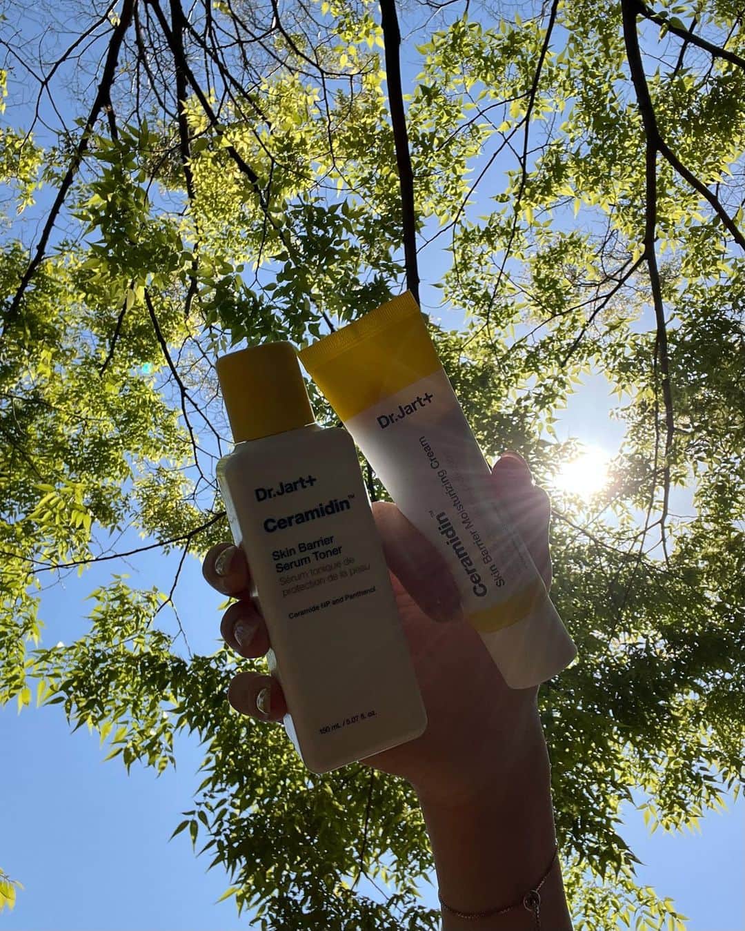雑賀サクラさんのインスタグラム写真 - (雑賀サクラInstagram)「Dr.Jart +から4/10に新しくローンチされるセラマイディンのスキンケア♡  セラミドのおかげで 水分たっぷりなお肌になれて、 ここ最近の季節の変わり目に とても良い子たち！ 保湿力が高くて、でもベタつかなくて 肌馴染みがとても良いの！ ベタベタ苦手な私には本当に有難い＾＾  私はトナーとセラムが一緒になった セラムトナーが特に好きだった💛  @drjart_jp  #ドクタージャルト #セラマイディン #drjart #Ceramidin #pr」4月10日 21時39分 - sakura_saiga