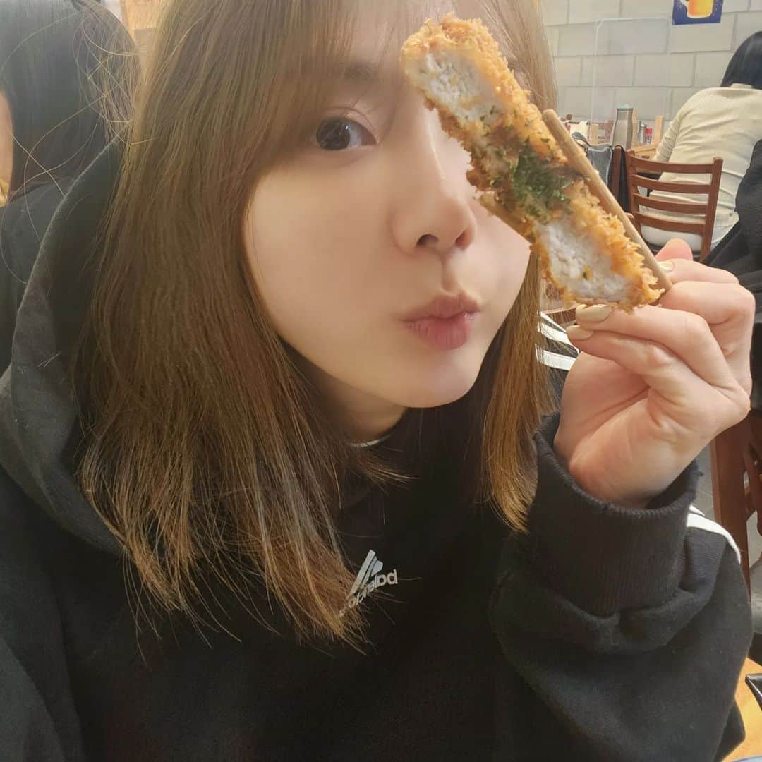 ユ・ハナのインスタグラム：「태어나서 처음 먹어본 #냉우동 #붓카케우동  이 집 진짜 #우동맛집 이였어요! 면이 감동😭  저 우동별로 안좋아하는 줄 알았는데, 아니였어욧🤣  돈까스역시 말모말모  다 먹구는 근처 빙수나 호떡으로 마무리하고 오세욧👍  다이어트한다더니 하루도 거르지않고 #하하나맛집   여긴 #아차산맛집 #소정백」