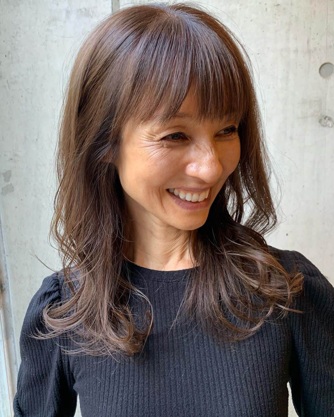 花田美恵子のインスタグラム：「お約束通り カラーに行きました✂️  髪が整うと 気持ちまで明るくなります✨✨  美容室に行く時はいつも あえて何も言わずに行くのですが  彼がお仕事から帰ってきたら だいたい気付いてくれます  気付かなそうな時はワザと 目の前で髪を結び直したりして アピールします😆  平和な毎日です🕊🕊🕊  #tokyolifestyle #haircolor  #longhair #50s #hairstyles  #ヘアカラー」