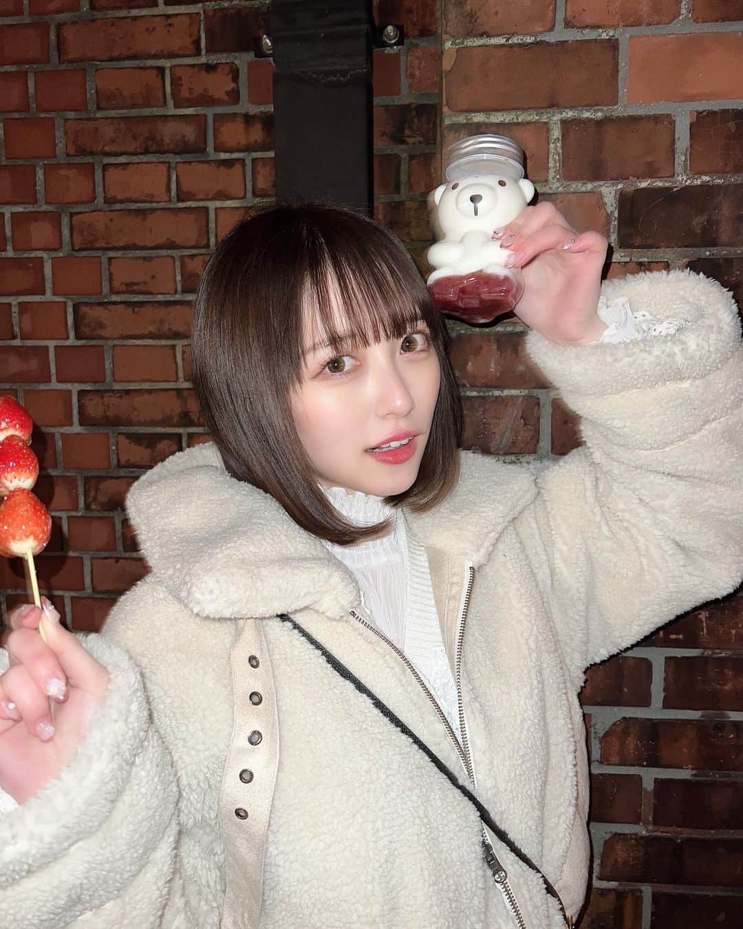 のインスタグラム：「いちごあめに大ハマりのりんです  みんなのハマってるものはありますかな？ ・ ・   #idol  #japaneseidol  #jamscollection  #selfie  #like  #followme  #yokohama  #strawberry  #instagram   #アイドル #ジャムズ #保科凜 #赤レンガ倉庫  #横浜  #横浜グルメ  #みなとみらい  #いちごスイーツ  #ボブヘア」