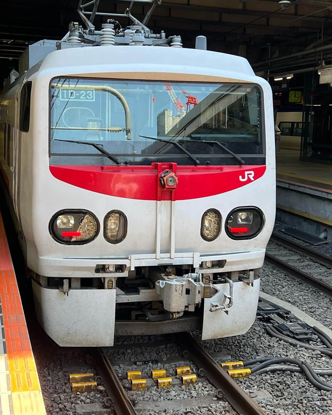 佐藤竜雄のインスタグラム：「先日、新南口から代々木へ歩いて行こうと新宿駅のホームを歩いていたら何やら事業車両が停車中なのに出くわす。そのうちいいことあるといいですね。 #e491系 #交直流事業用電車 #新宿駅 #７番８番線ホーム #いいもの見たな 。 #3両編成 #髪を切りに行きました」