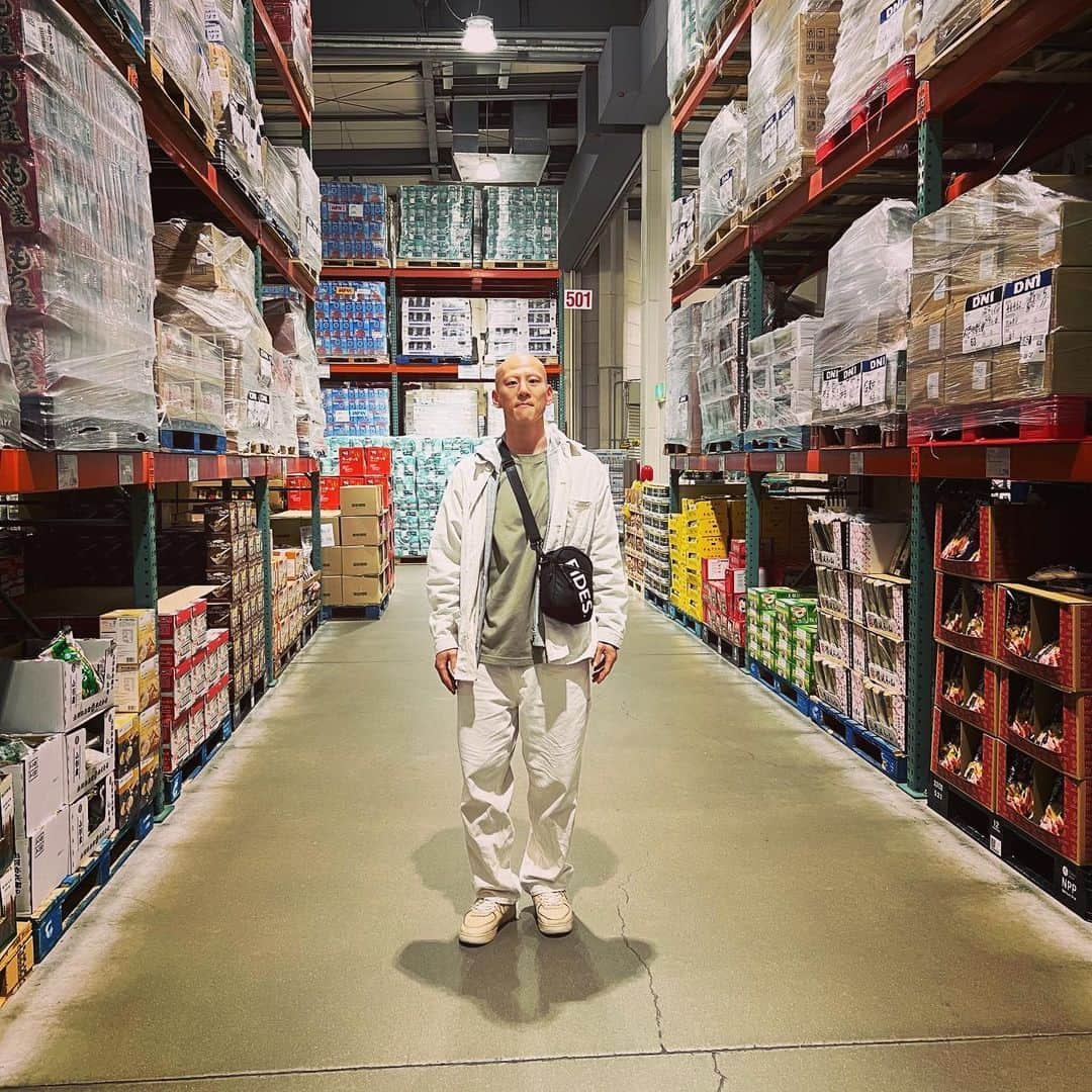 阿部友和のインスタグラム：「UNIQLO✖️Costco #オールユニクロ #福岡コストコ #ユニクロ #ユニクロセットアップ #uniqlo #久山 #costco #コストコ #僕が買うのはサプリのみ#あとは家族の頼まれ物#甥っ子撮影#オフの日のダル着」